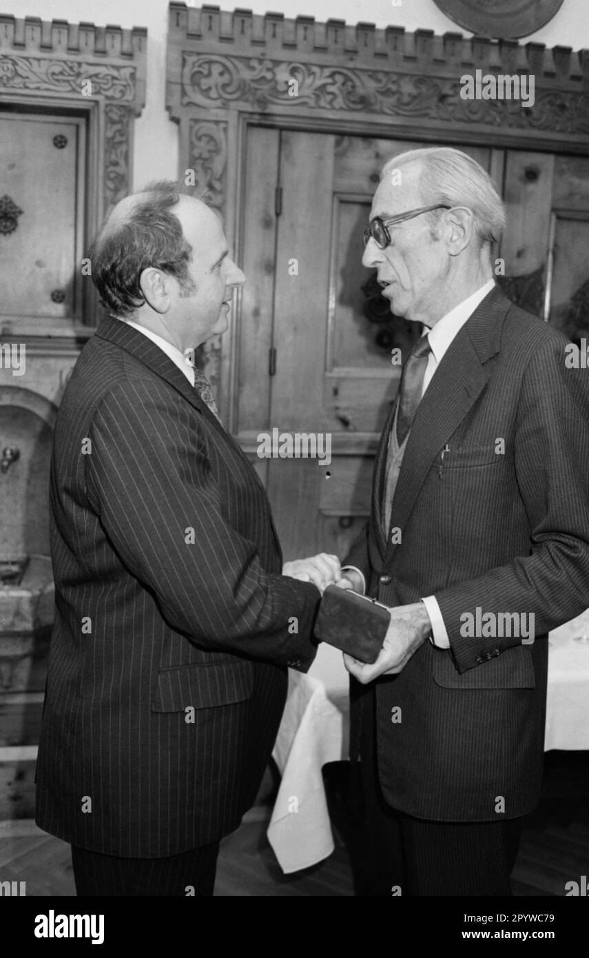 Erich Kiesl, maire de Munich, avec le photographe Süddeutsche Zeitung Fritz Neuwirth, auquel il a remis la médaille Munich Shines. [traduction automatique] Banque D'Images