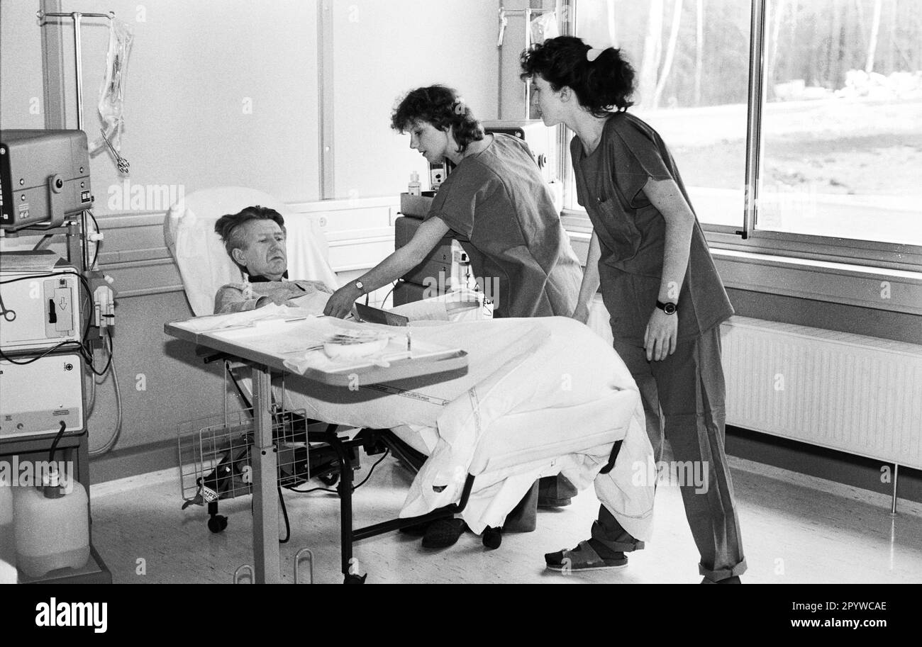 'Allemagne, Dresde, 27.03.1991 N° d'archive: 26-32-08 Hôpital ''Weißer Hirsch'' Dresde-Neustadt photo: Traitement dans le nouveau centre de dialyse [traduction automatique]' Banque D'Images
