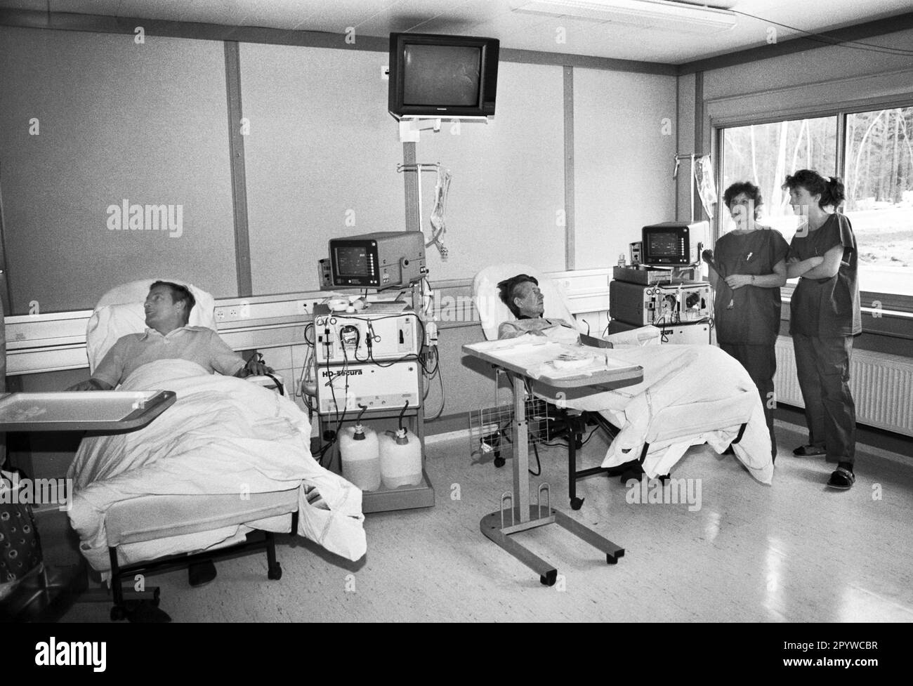 'Allemagne, Dresde, 27.03.1991 N° d'archive: 26-32-05 Klinikum ''Weißer Hirsch'' Dresden-Neustadt photo: Traitement dans le nouveau centre de dialyse [traduction automatique]' Banque D'Images