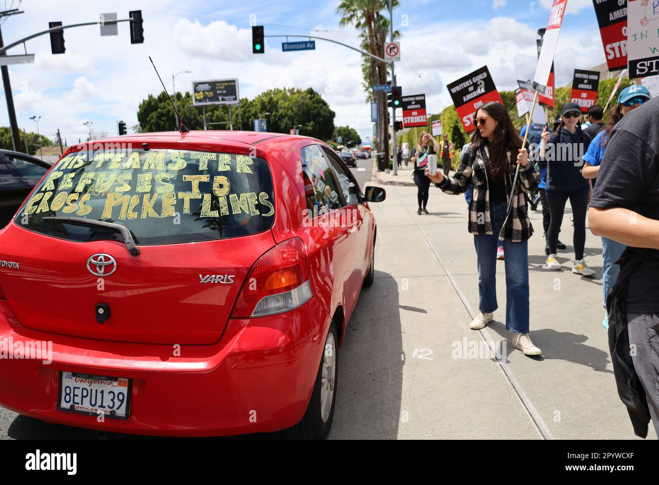 Hollywood, Californie, États-Unis. 4th mai 2023. Le Teamster refuse de franchir les lignes de piquetage'' est peint sur une voiture Yaris rouge : Le chauffeur offre des boissons et des collations aux picketers devant les studios Paramount à Hollywood sur 4 mai 2023 en soutien à la Guilde des écrivains d'Amérique grève des écrivains ''" jour 3 de la première grève des écrivains en 15 ans. Des milliers d'écrivains et d'autres dans l'industrie du film et de la télévision ont porté des panneaux sur les lignes de piquetage devant les studios Los Angeles/Hollywood pour exiger plus de salaire, des contrôles sur l'IA et de meilleures conditions de travail. (Credit image: © Amy Katz/ZUMA Press Wire) USAGE ÉDITORIAL O C Banque D'Images