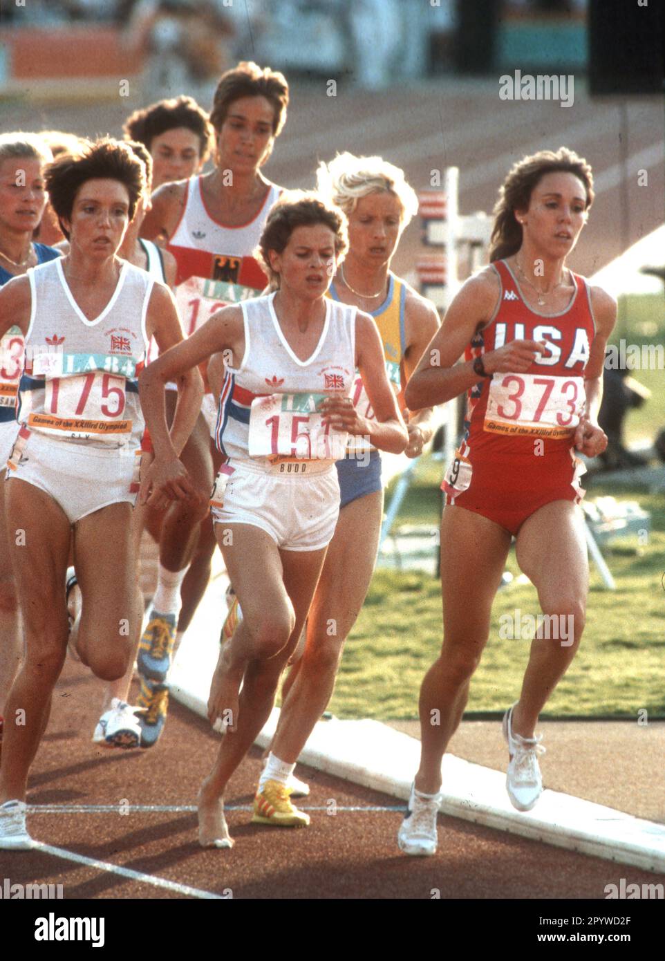 1984 Jeux Olympiques de Los Angeles. 3000m femmes: En tête Mary Decker (USA/RE.) Devant Zola Budd (GBR/centre) et Wendy Sly (GBR/li.). En arrière-plan : Brigitte Kraus (BRD).10.08.1984. [traduction automatique] Banque D'Images