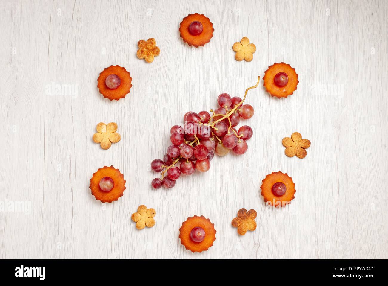 vue de dessus délicieux petits gâteaux avec des raisins et des biscuits sur fond blanc fruit thé dessert cookie biscuit gâteau tarte Banque D'Images