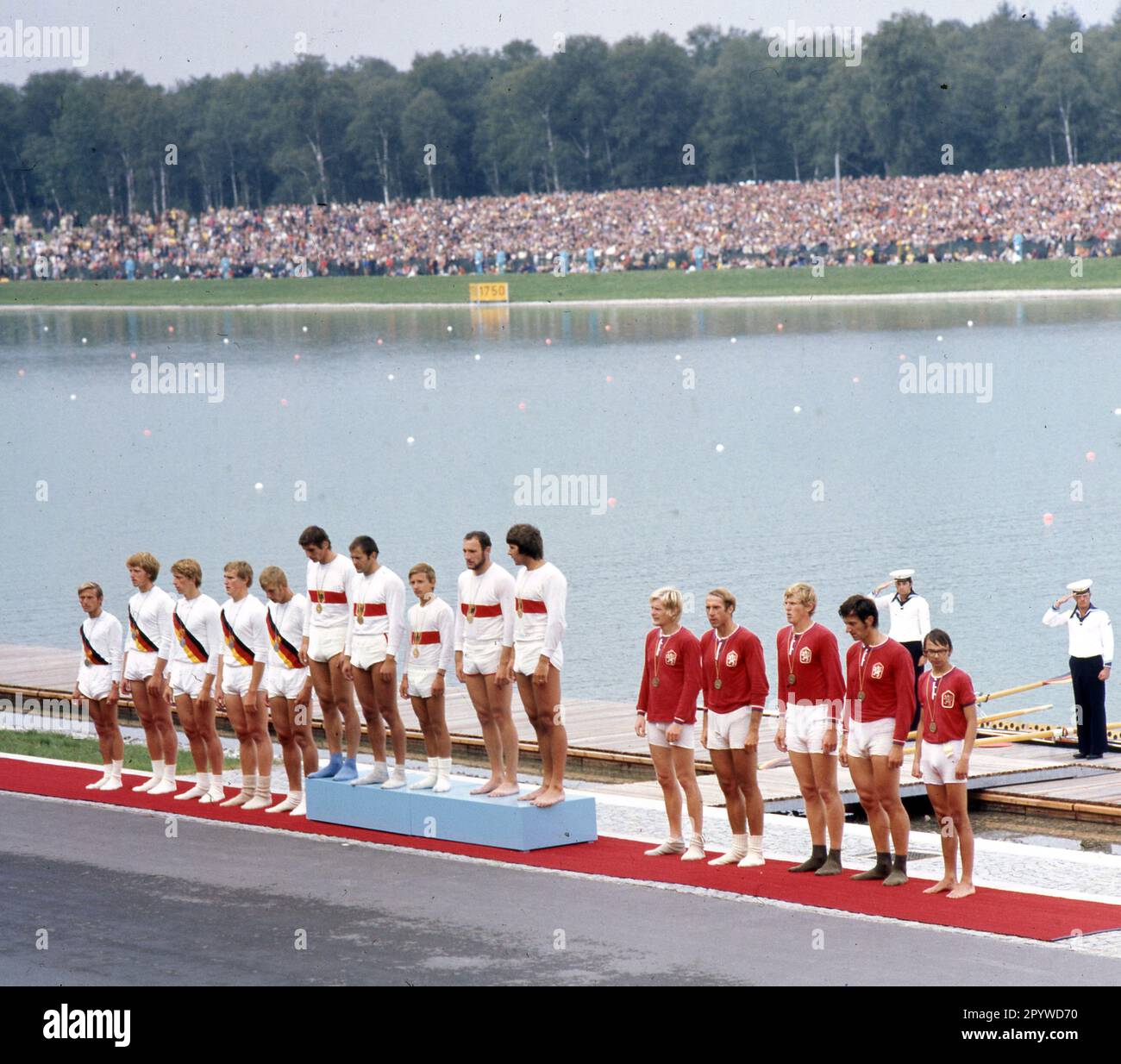 Jeux Olympiques, Munich 1972. Aviron : cérémonie de remise des prix. Or pour le FRG avec Peter Berger, Hans-Johann Färber, Gerhard Auer, Alois Bierl et coxswain Uwe Benter. Devant la République démocratique allemande (argent) et la Tchécoslovaquie (bronze). 02.09.1972. [traduction automatique] Banque D'Images