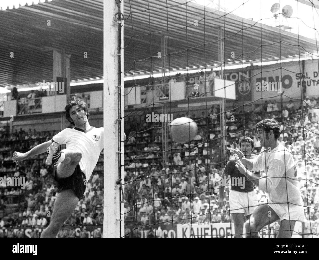 Coupe du monde 1970 au Mexique: Allemagne - Angleterre 3:2 n.V./14.6.1970 dans Leon. But 3:2 (but gagnant) par Gerd Mueller (Deut./li.) Contre le gardien de but Peter Bonetti (Angleterre). [traduction automatique] Banque D'Images