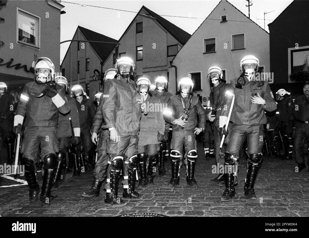 Manifestations contre la construction de l'usine de retraitement (WAA) à Wackersdorf. À Munich, la police anti-émeutes utilise un bâton massif pour briser un rassemblement non enregistré des opposants à l'énergie nucléaire. Wackersdorf, Bavière, Allemagne, 9 octobre 1987 Banque D'Images