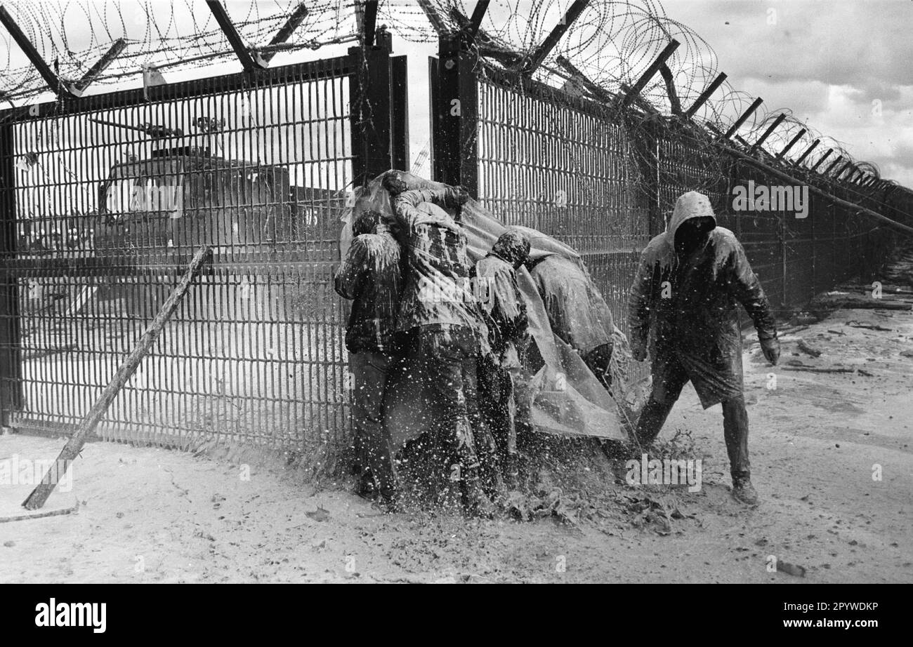 Manifestations contre la construction de l'usine de retraitement (WAA) à Wackersdorf. Le lundi de Pâques 1986, des manifestants ont attaqué la clôture du site qui protège le site de l'installation nucléaire prévue. Pour la première fois dans l'histoire de la République fédérale d'Allemagne, la police utilise le gaz CS (gaz irritant) à grande échelle contre les manifestants. Wackersdorf, Bavière, Allemagne, 31.03.1986 Banque D'Images