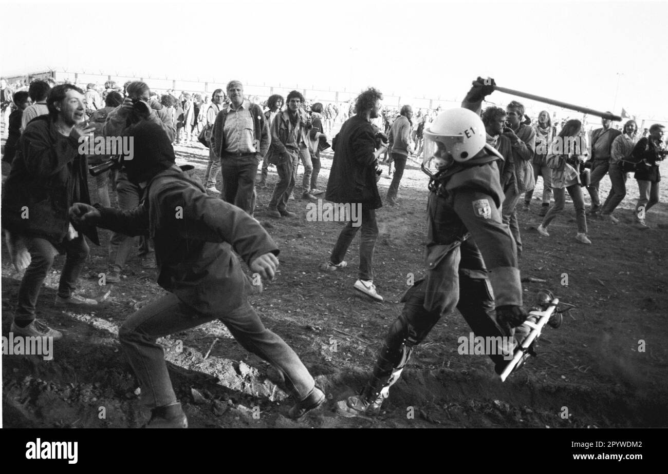 Manifestations contre la construction de l'usine de retraitement (WAA) à Wackersdorf. La police anti-émeutes de Berlin utilise un bâton massif pour cibler des groupes individuels de manifestants. Wackersdorf, Bavière, Allemagne, 10.10.1987 Banque D'Images