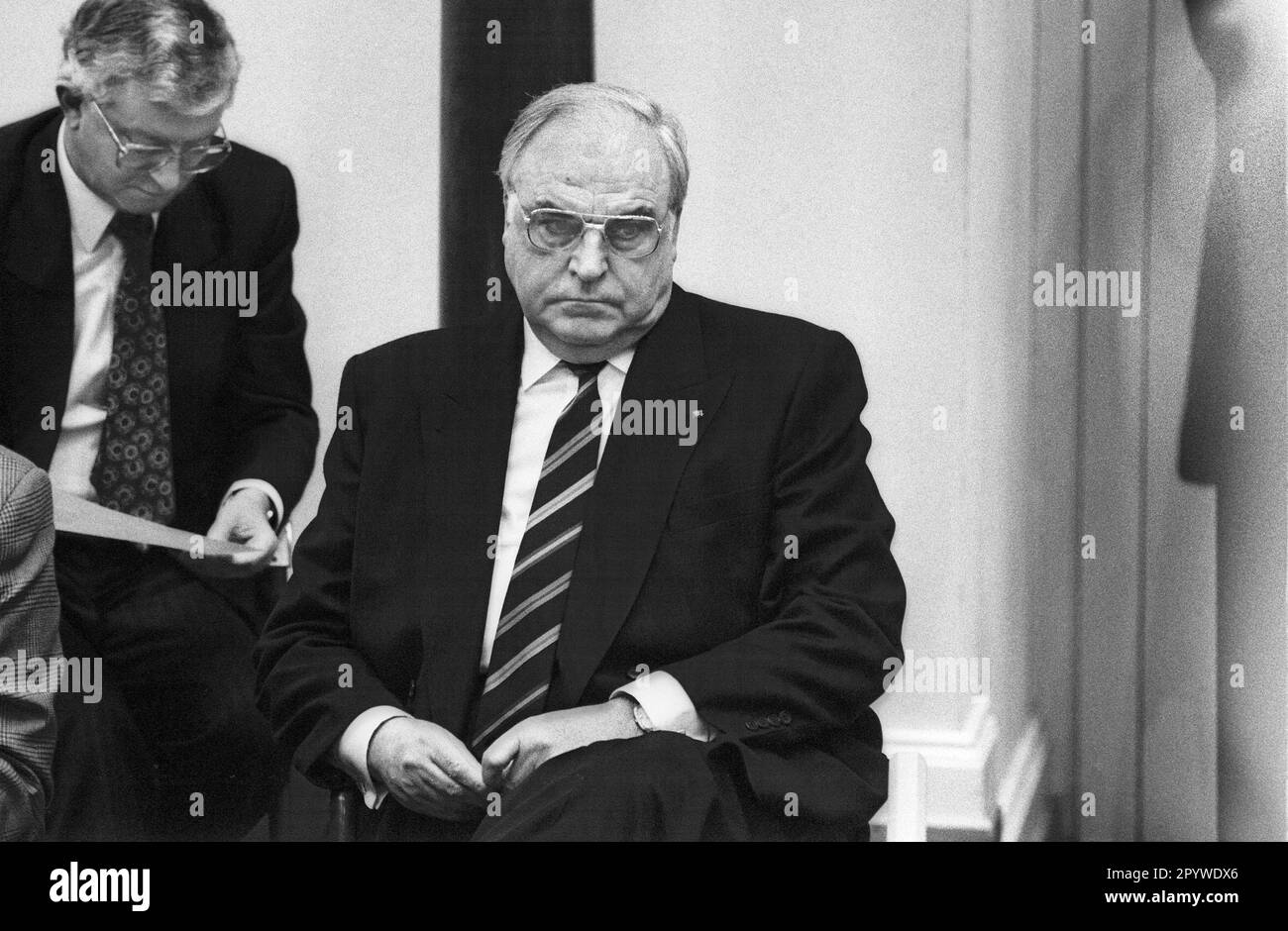 Allemagne, Bonn 14.01.1991 Archive No.: 24-32-29 session extraordinaire du Bundestag sur la crise du Golfe photo: Chancelier fédéral Helmut Kohl et Rudolf Seiters [traduction automatique] Banque D'Images