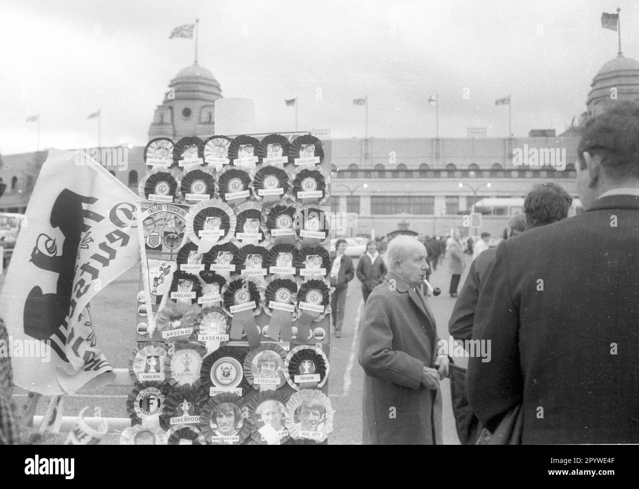 Championnat d'Europe 1972 quart de finale première étape: Angleterre - Allemagne 1:3 /29.04.1972/ à Wembley. Fan article vendeur devant le stade Wembley à Londres avant le match. [traduction automatique] Banque D'Images