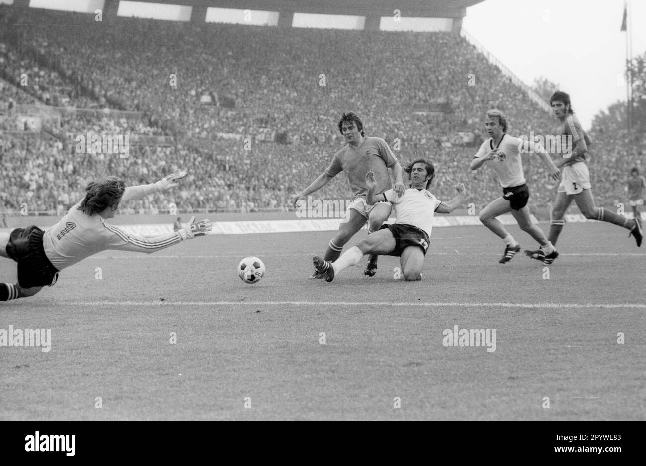 Coupe du monde de football 1974 / Groupe de finale B / FRG - Yougoslavie 2:0 / 26.06.1974 à Düsseldorf / Gerd Müller (Deut.) Obtient le meilleur de Jovan Acimovic, mais ne parvient pas à battre TW. Enver Maric (les deux Jug.). Retour: Hölzenbein (Deut.) Et Buljan (Jug.). [traduction automatique] Banque D'Images