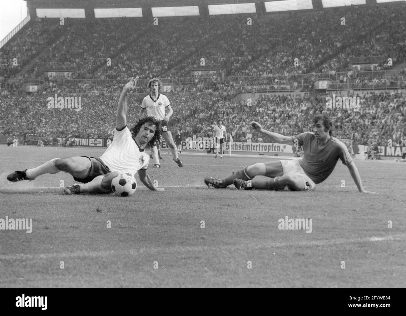 Coupe du monde de football 1974 / Groupe de finale B / FRG - Yougoslavie 2:0 / 26.06.1974 à Düsseldorf / objectif pour 2:0 pour l'Allemagne par Gerd Müller (à gauche). Re.: Josip Katalinski (Yougoslavie). [traduction automatique] Banque D'Images
