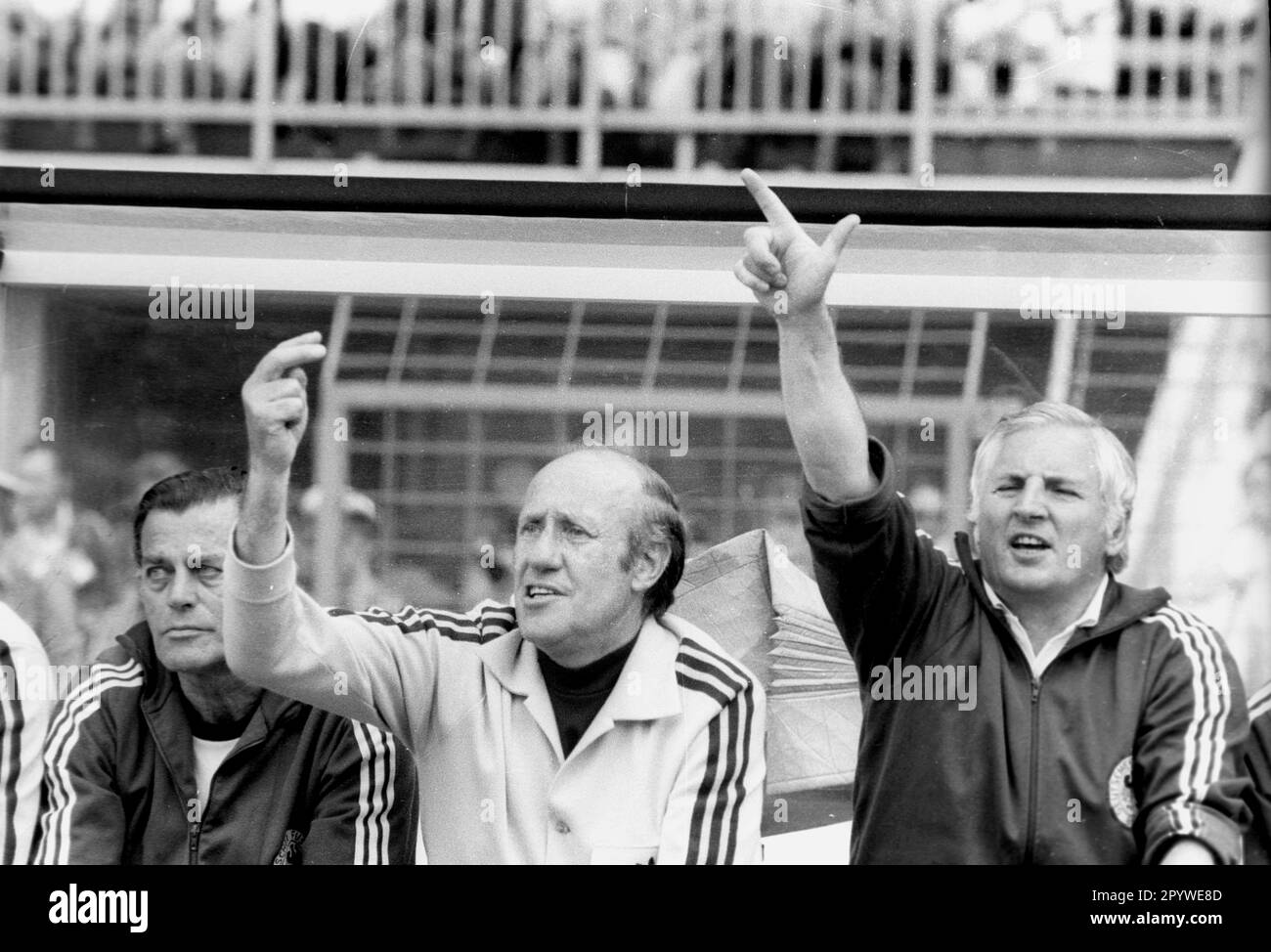 Coupe du monde de football 1974 / final Round Group B / FRG - Yougoslavie 2:0 / 26.06.1974 à Düsseldorf / le banc allemand avec l'entraîneur national Helmut Schön (au centre) et co-entraîneur Jupp Derwall (à droite), indiquer les deux dernières minutes de jeu. [traduction automatique] Banque D'Images
