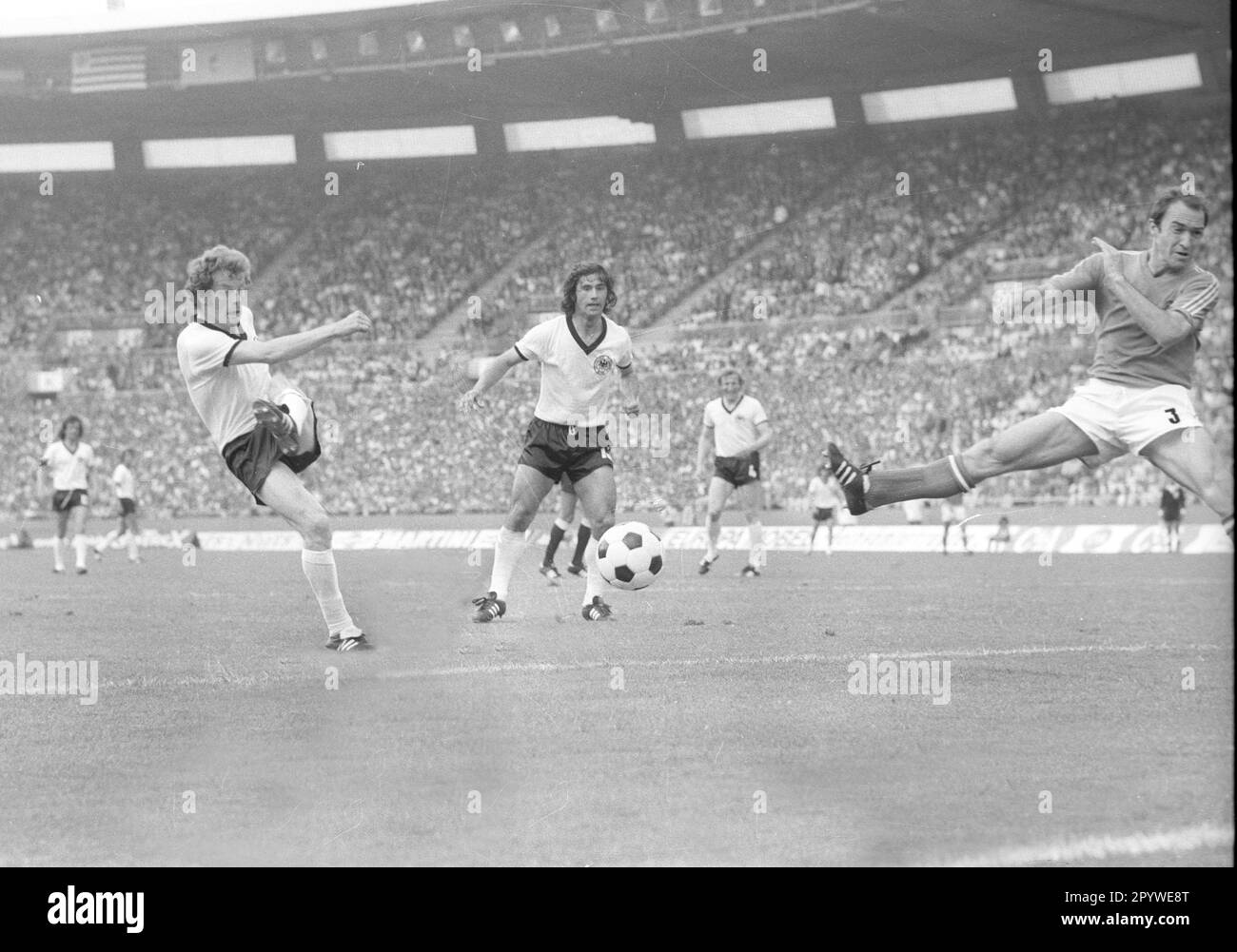 Coupe du monde de football 1974 / finale Groupe B / FRG - Yougoslavie 2:0 / 26.06.1974 à Düsseldorf / Herbert Wimmer tire à l'objectif yougoslave. Centre: GERD Müller (deux Deut.). A droite: Enver Hadziabdic (Yougoslavie). [traduction automatique] Banque D'Images