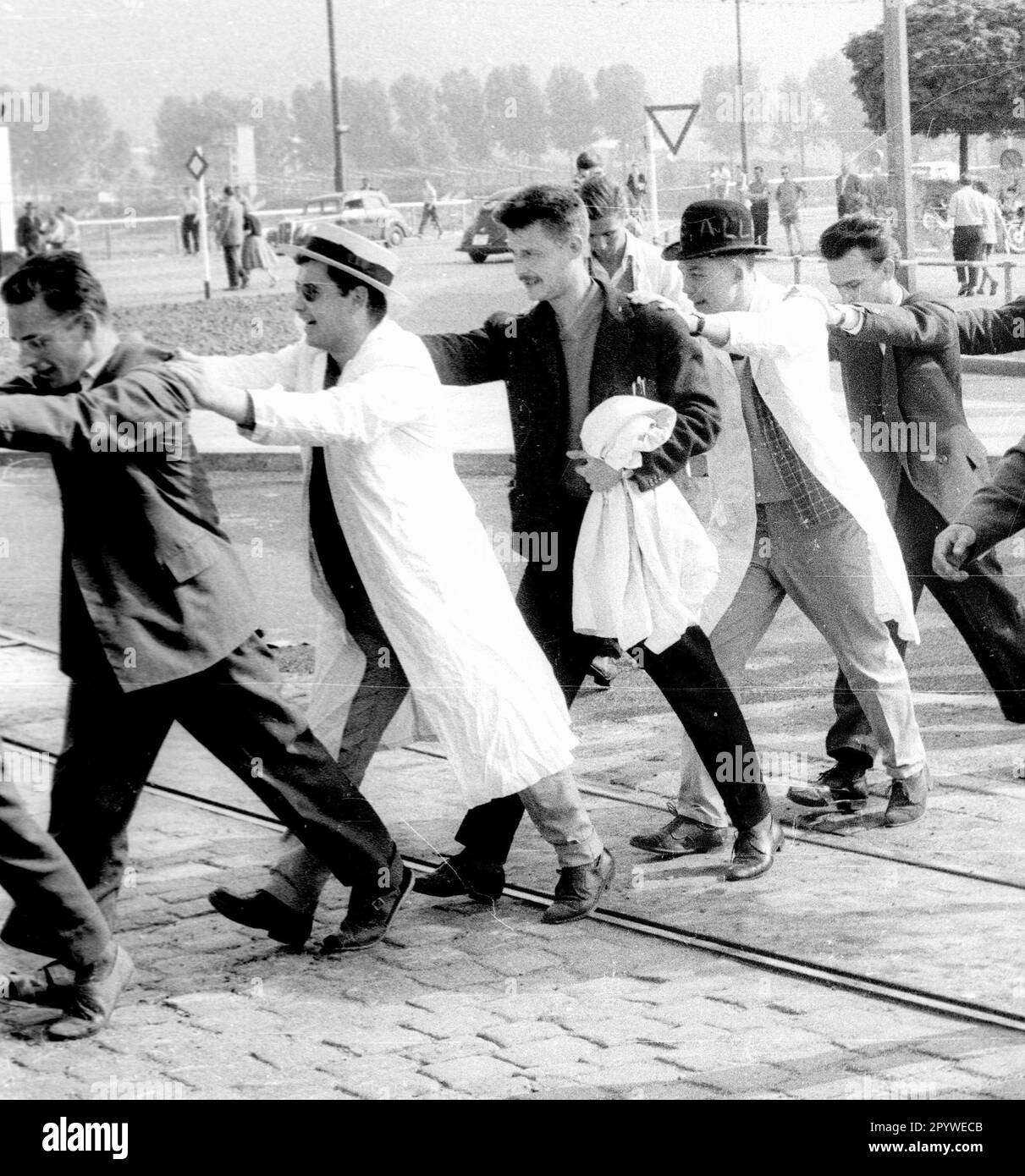 Finale de la coupe d'Europe des Champions 03.06.1959: Real Madrid - Stade de Reims 2:0 à Stuttgart (Allemagne) / spectateurs, fans du Stade de Reims sur le chemin du stade. Drôle, curieux seulement pour l'usage journalistique! Réservé à un usage éditorial ! [traduction automatique] Banque D'Images