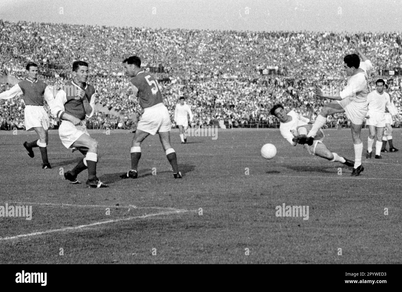Coupe des champions d'Europe 03.06.1959 finale: Real Madrid - Stade de Reims 2:0 à Stuttgart (Allemagne) / match scène , action uniquement pour le journalisme! Réservé à un usage éditorial ! Conformément aux règlements de la DFL Deutsche Fussball Liga, il est interdit d'utiliser ou d'avoir utilisé des photographies prises dans le stade et/ou du match sous forme de séquences d'images et/ou de séries de photos de type vidéo. Les réglementations DFL interdisent toute utilisation de photographies comme séquences d'images et/ou quasi-vidéo. [traduction automatique] Banque D'Images