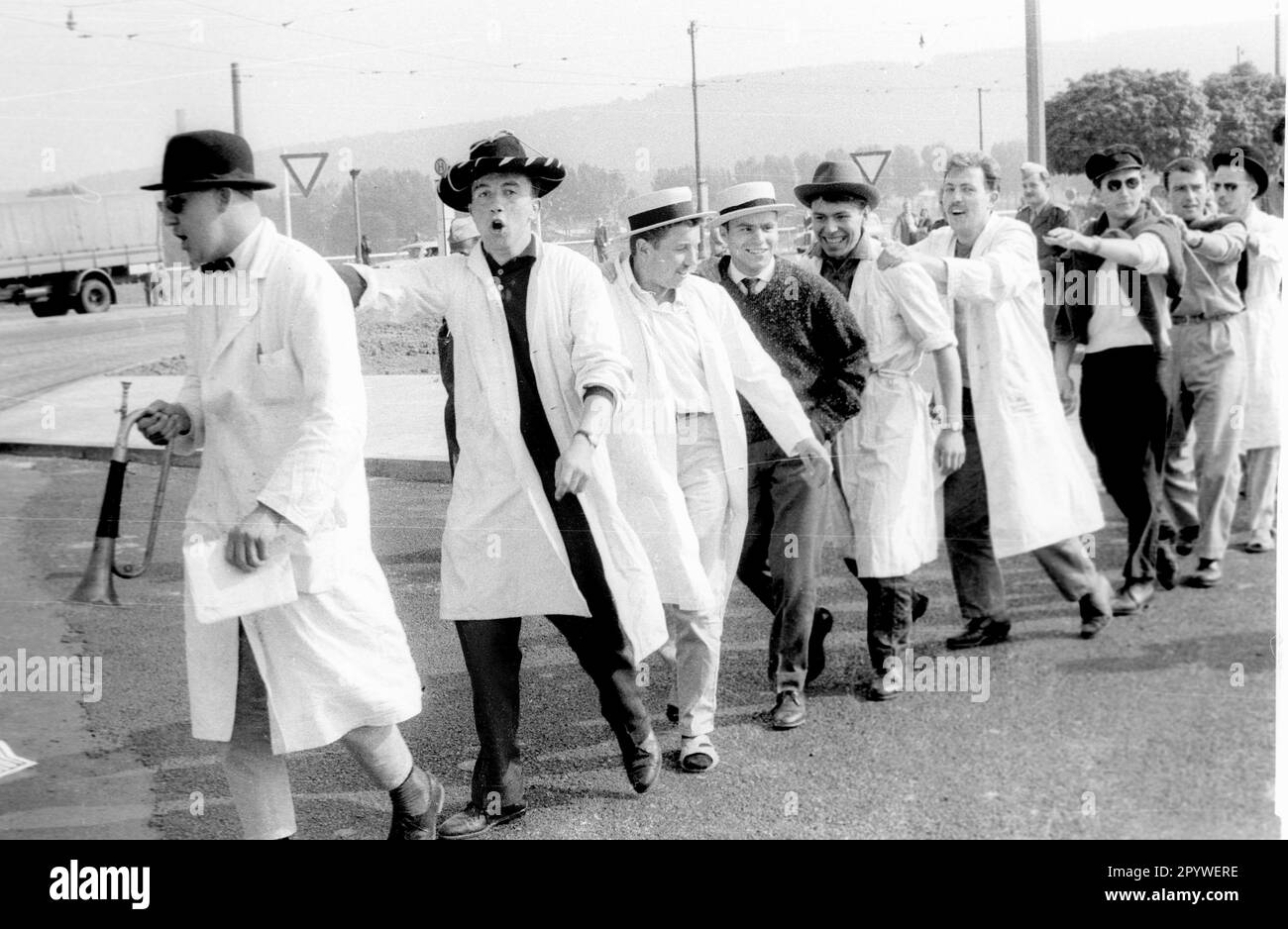 Finale de la coupe d'Europe des Champions 03.06.1959: Real Madrid - Stade de Reims 2:0 à Stuttgart (Allemagne) / spectateurs, fans du Stade de Reims sur le chemin du stade. Drôle, curieux seulement pour l'usage journalistique! Réservé à un usage éditorial ! [traduction automatique] Banque D'Images