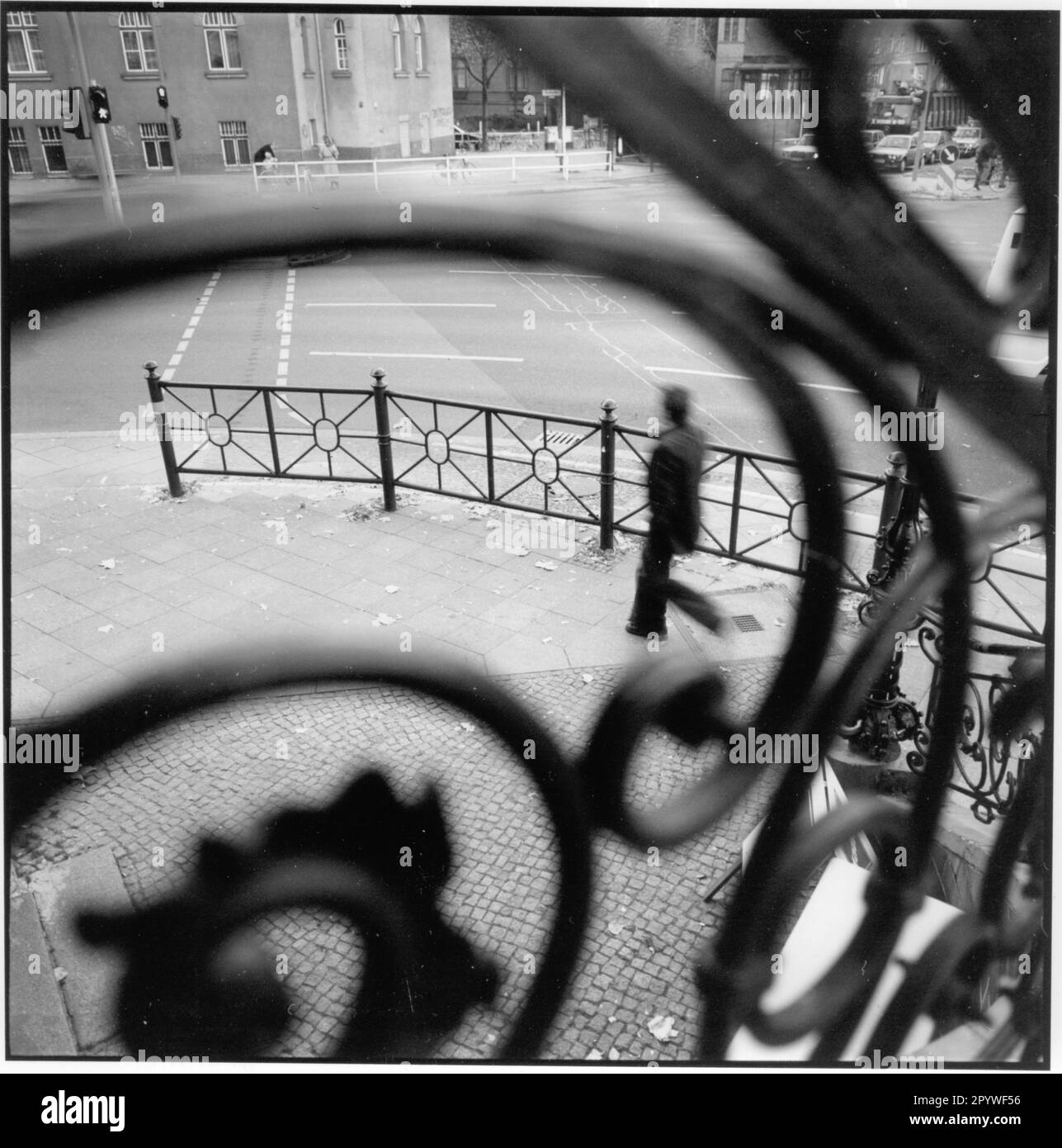 ' Berlin. Scène de rue à Schöneberg, vue à travers la rampe d'escalier ...