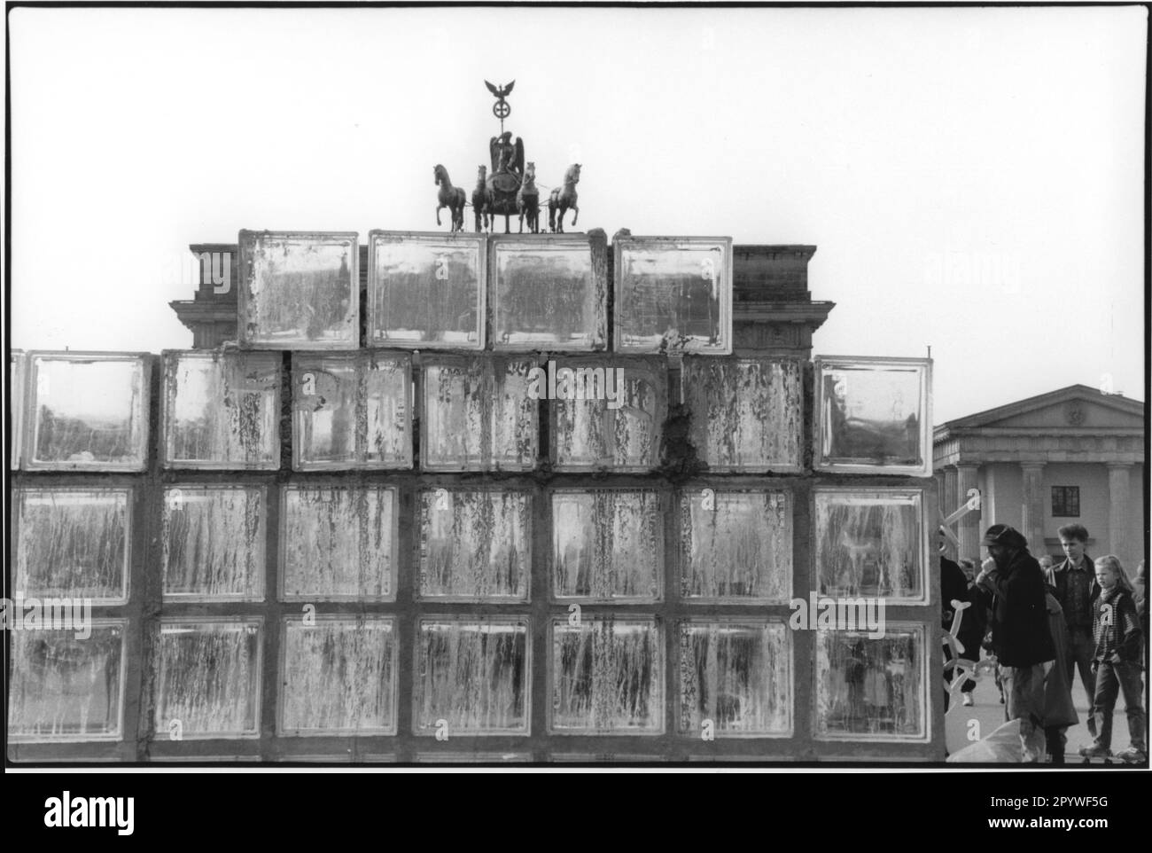 Centre de Berlin, porte de Brandebourg (hérité de 1788–91, architecte : Carl Gotthard Langhans, Quadriga 1790/91, par Johann Gottfried Schadow). Vue de l'est: Objet d'art (mur en blocs de verre) optiquement sous le quadriga. Scène de rue, noir et blanc. Photo 1992. Banque D'Images