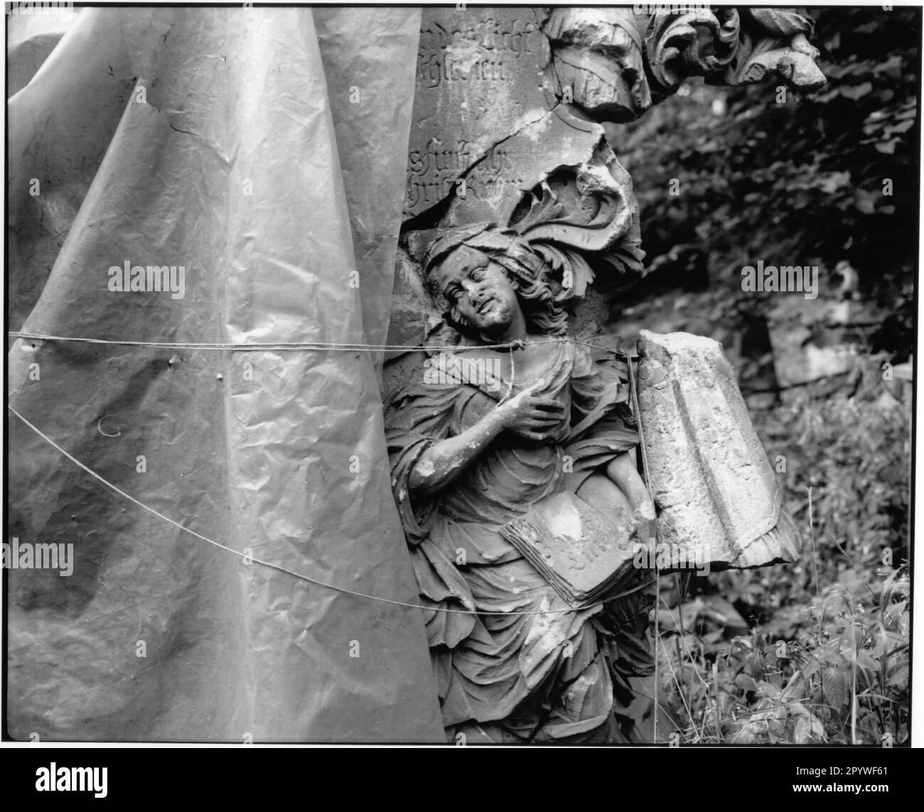 Görlitz (Saxe), Nikolaifriedhof. “Protection de la bâche sur les anges gardiens”. Pierre tombale avec bâche de protection. Noir et blanc. Photo, 1992. Banque D'Images