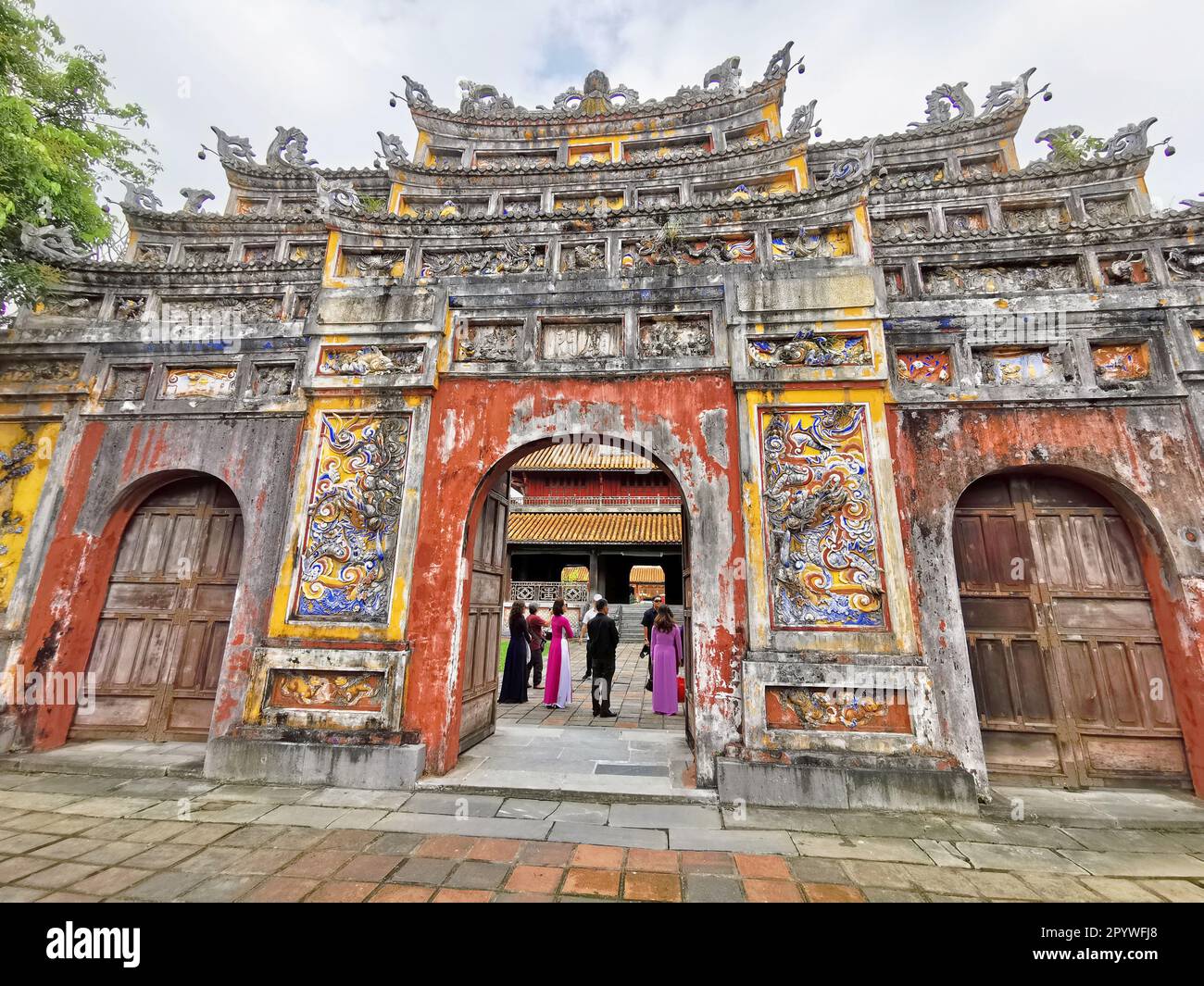 Hue, Vietnam. 03rd mars 2023. Porte historique dans la citadelle de Hue. La Citadelle de hue était l'ancienne résidence des empereurs de la dynastie Nguyen vietnamienne dans la capitale à cette époque. La citadelle contient un palais impérial inspiré de la Cité interdite de Pékin et est aujourd'hui un site classé au patrimoine mondial de l'UNESCO. Crédit : Alexandra Schuler/dpa/Alay Live News Banque D'Images