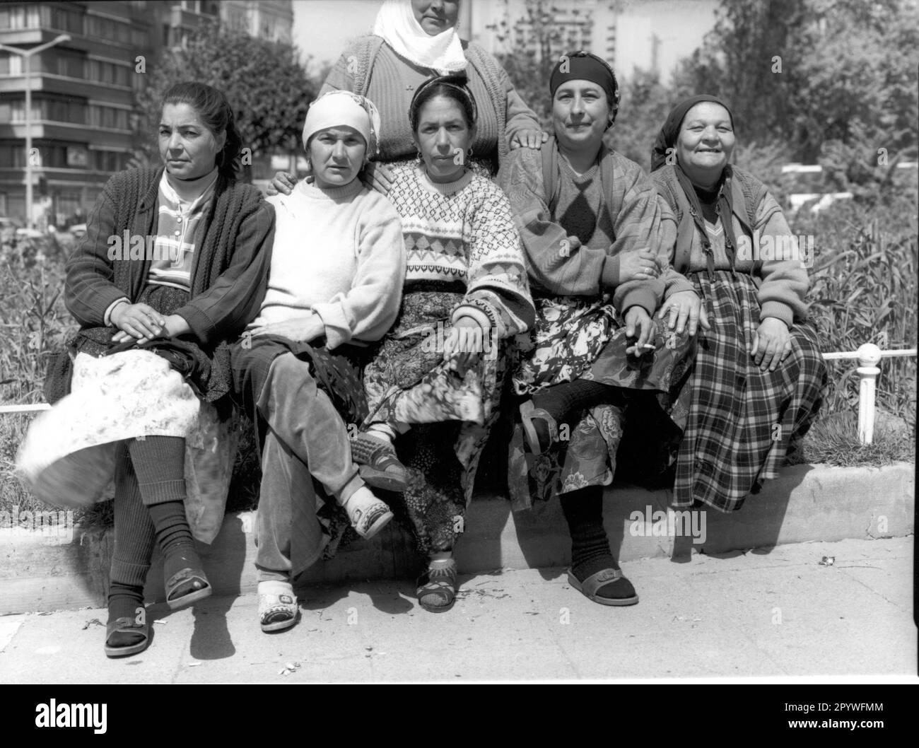 Ethnologie: Turquie. Fleurir des femmes de la place Taksim à Istanbul (district de Beyoglu). Scène de rue, noir et blanc. Photo, 1994. Banque D'Images