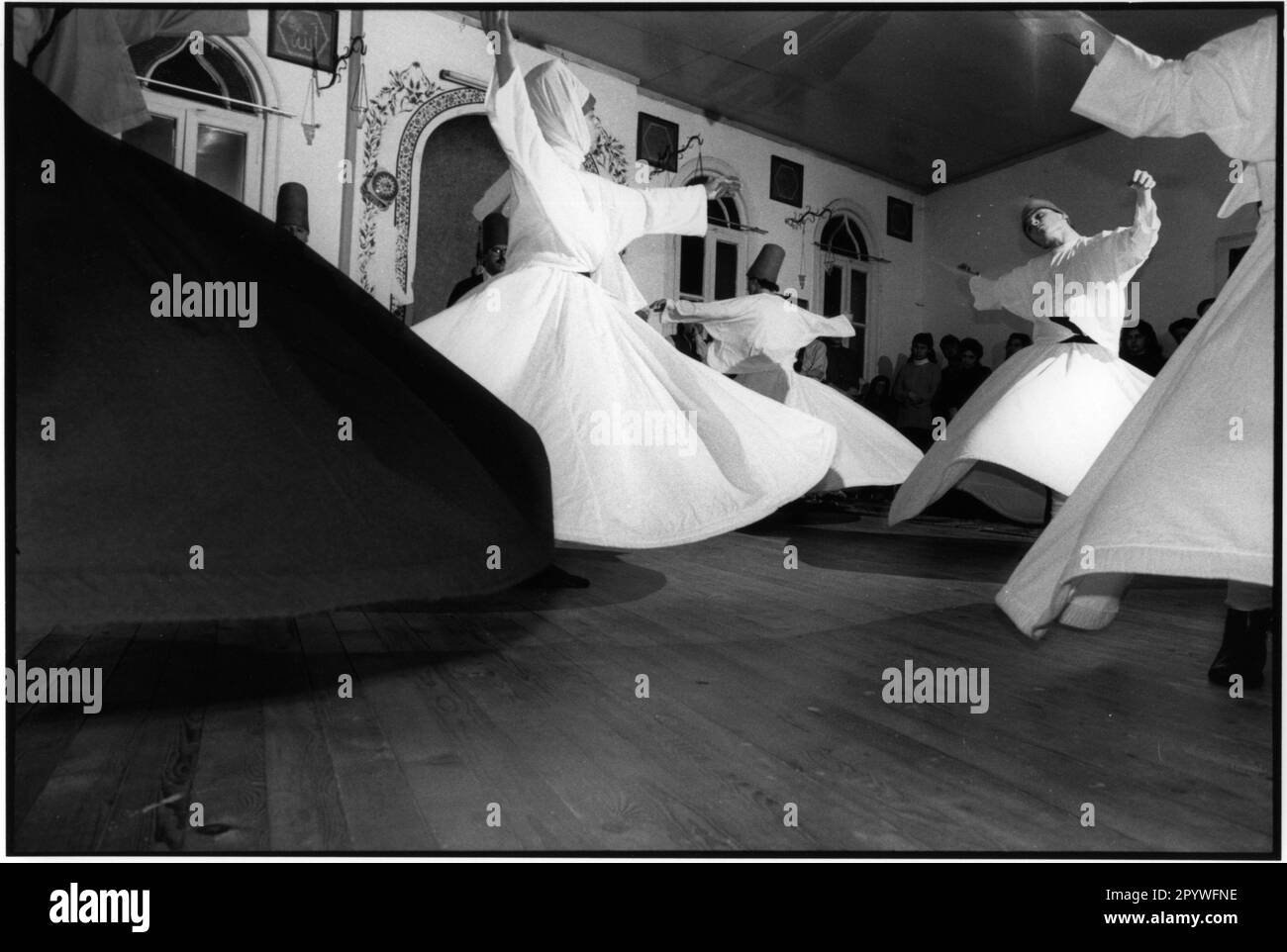 Religions : Islam. Derviches tourbillonnantes à l'école dervique d'Üsküdar à Istanbul. Noir et blanc. Photo, 1994. Banque D'Images
