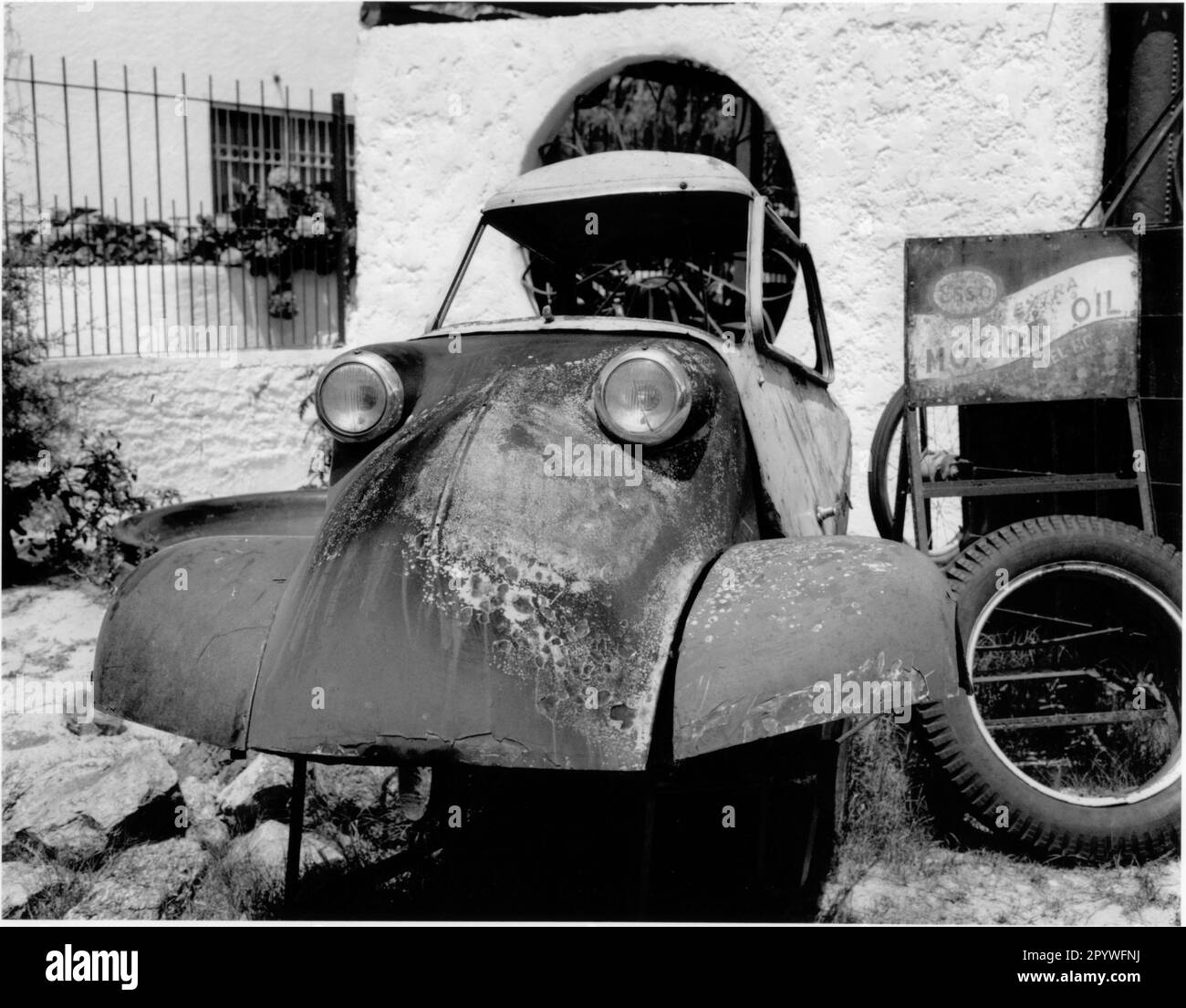 Circulation: Scooter de cabine. Épave d'un scooter cabine Messerschmitt (station oldtimer sur la Ruta Interbalneoria, à 25 km de Montevideo, Uruguay). Noir et blanc. Photo, 1997. Banque D'Images