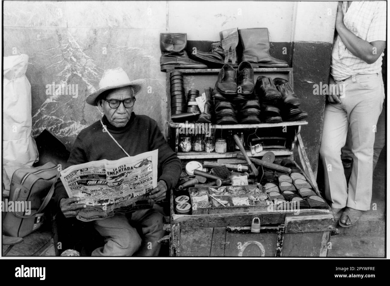 Tampico, Mexique. Artisanat et commerce: Cordonnier. Cordonnier avec une cabine de rue attendant les clients. Scène de rue, noir et blanc. Photo, 1973. Banque D'Images