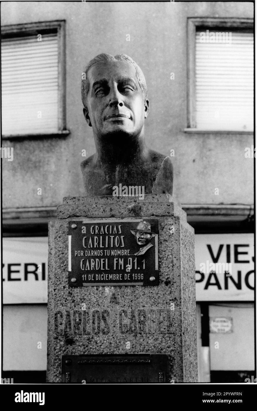 Carlos Gardel (appelé El Zorzal Criollo), français – argent. Danseur (interprète de tango), 12.12.1890 (Toulouse) –24.6.1935 (accident d'avion en Colombie). Monument à Carlos Gardel à Montevideo (Uruguay). Noir et blanc. Photo, 1997. Banque D'Images