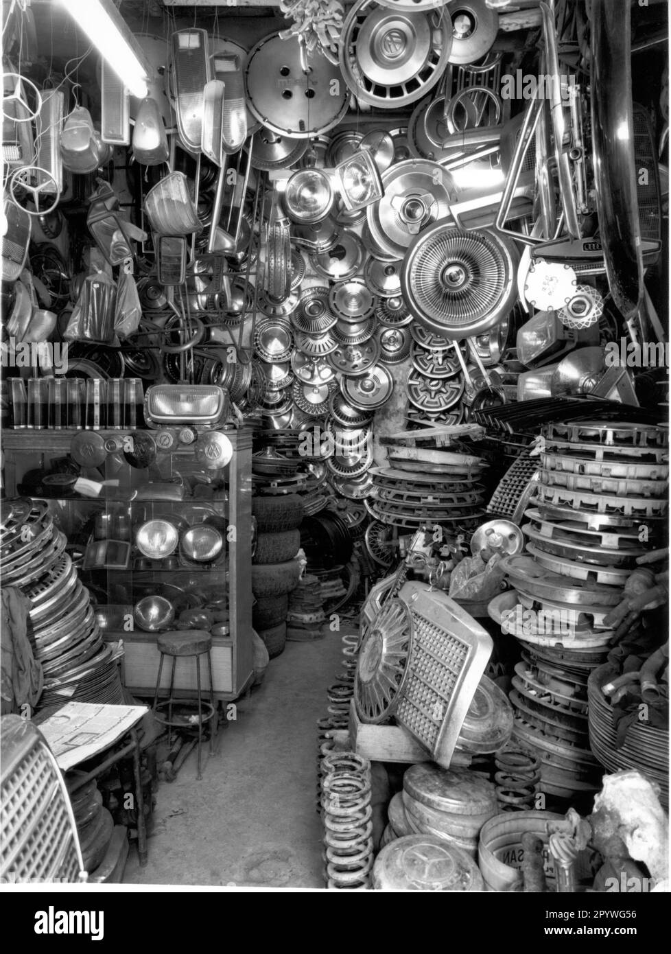 ' Istanbul (Turquie). ''Cap Empire'' Business. Allée de l'atelier avec pièces et enjoliveurs automobiles. Noir et blanc. Photo, 1994.' Banque D'Images