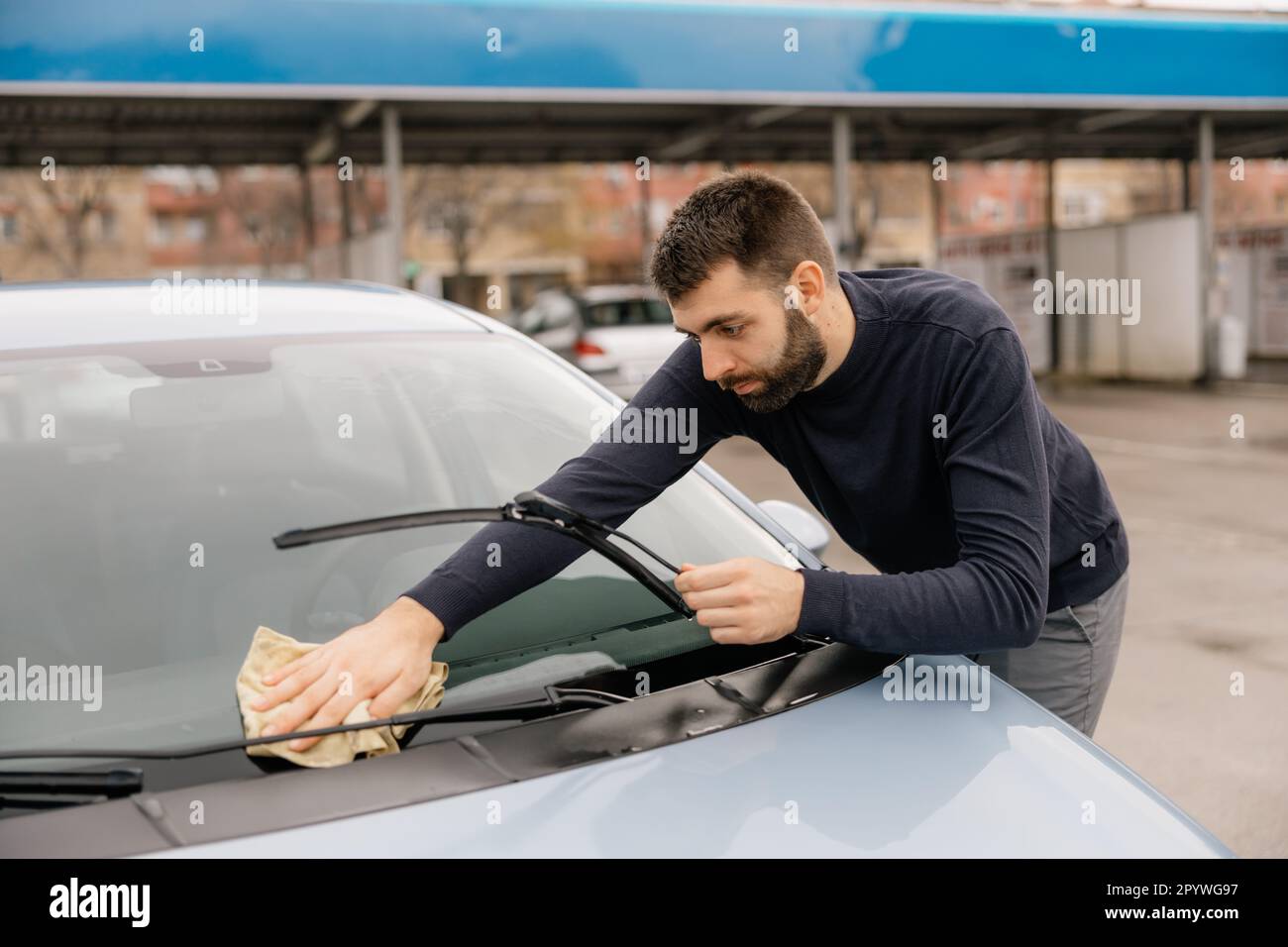 Un homme de nettoyage de voiture avec un chiffon en microfibre, des détails de voiture. Banque D'Images