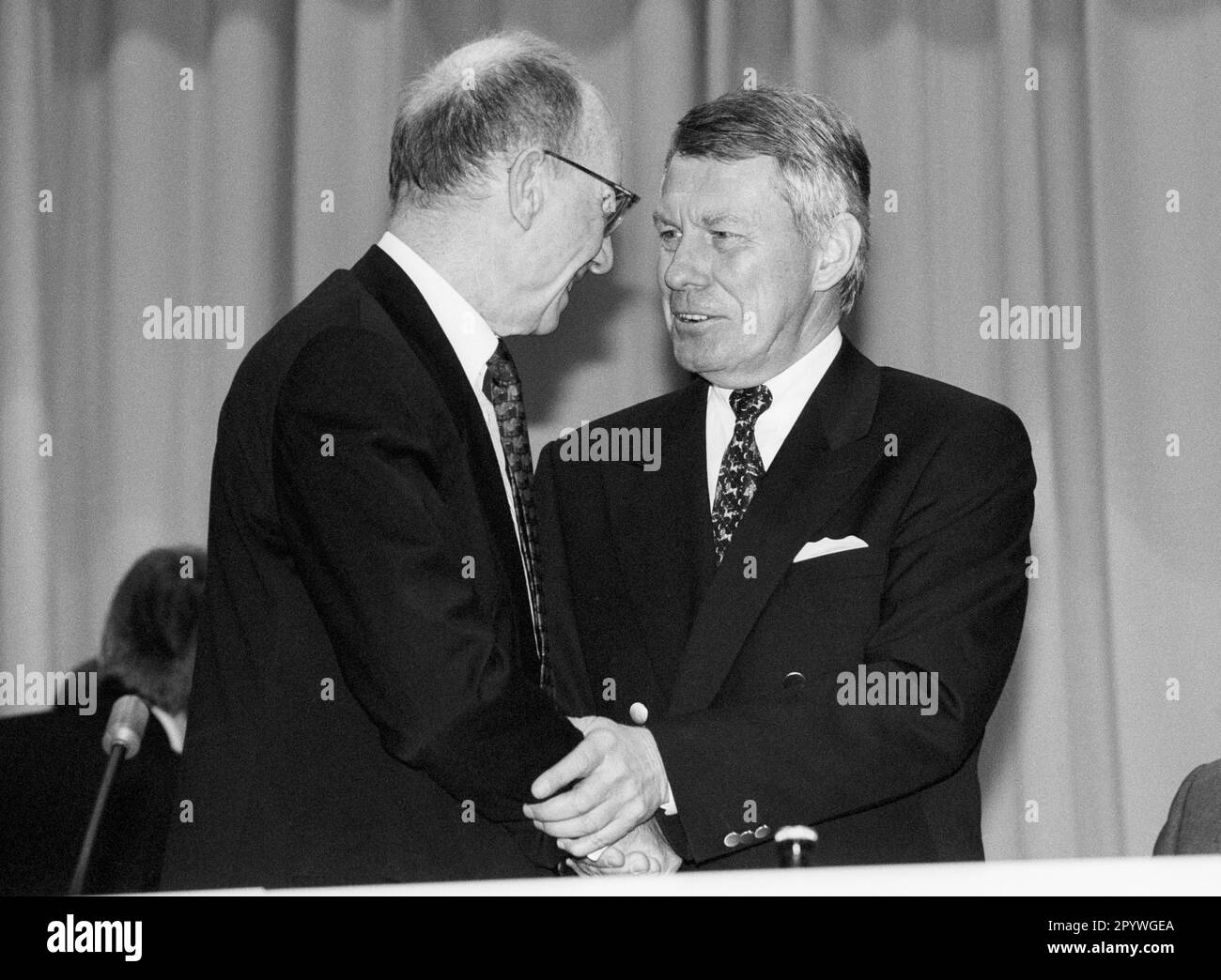 Edzard REUTER , Président du Conseil d'Administration de Daimler-Benz AG , et Manfred SCHNEIDER , Président du Conseil d'Administration de Bayer AG , mai 1995 [traduction automatique] Banque D'Images