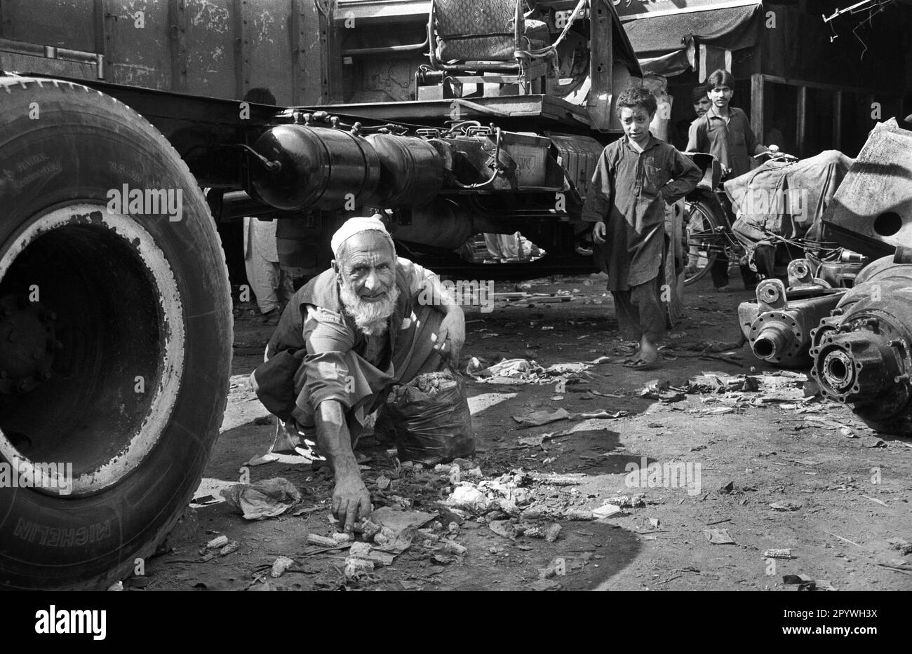 Pakistan, Peshawar, 25.10.1990. Archive No: 21-49-04 photos de la ville Peshawar photo: Un atelier de camions [traduction automatique] Banque D'Images