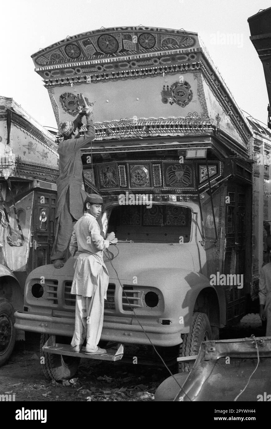 Pakistan, Peshawar, 25.10.1990. N° d'archive: 21-50-24 photos de la ville Peshawar photo: Atelier de peinture de camion [traduction automatique] Banque D'Images
