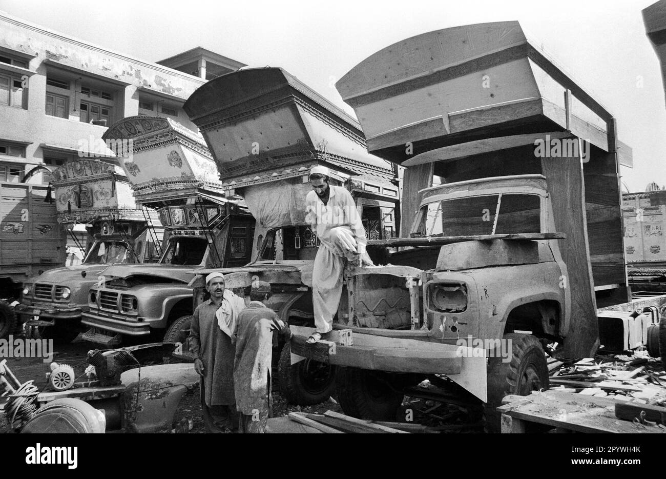Pakistan, Peshawar, 25.10.1990. N° d'archive: 21-49-07 photos de la ville Peshawar photo: Atelier de peinture de camion [traduction automatique] Banque D'Images