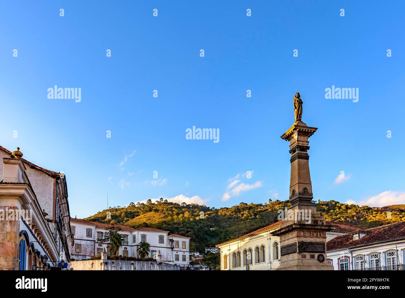 Place centrale de la ville historique d'Ouro Preto entourée de maisons et de collines de style colonial, Brésil Banque D'Images