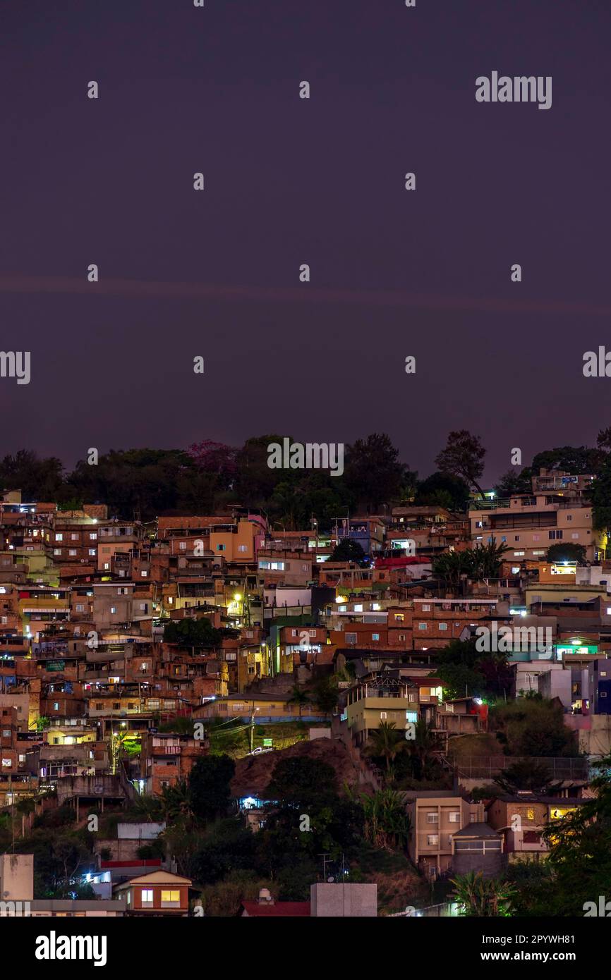 Taudis au crépuscule dans le centre-ville de Belo Horizonte à Minas Gerais, Brésil Banque D'Images