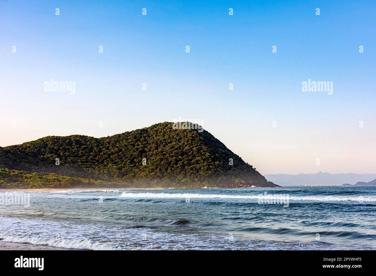 Plage paradisiaque entourée de forêt tropicale dans la côte de Bertioga de l'État de Sao Paulo, au Brésil Banque D'Images