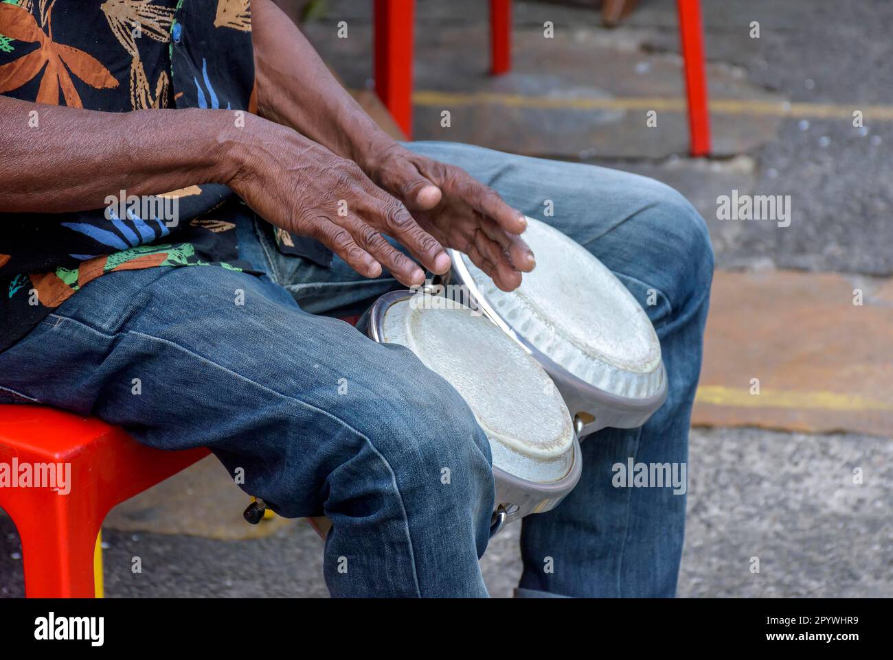 Bongos joueur de tambour dans les rues de la ville de Salvador pendant la présentation brésilienne de samba, Brésil Banque D'Images
