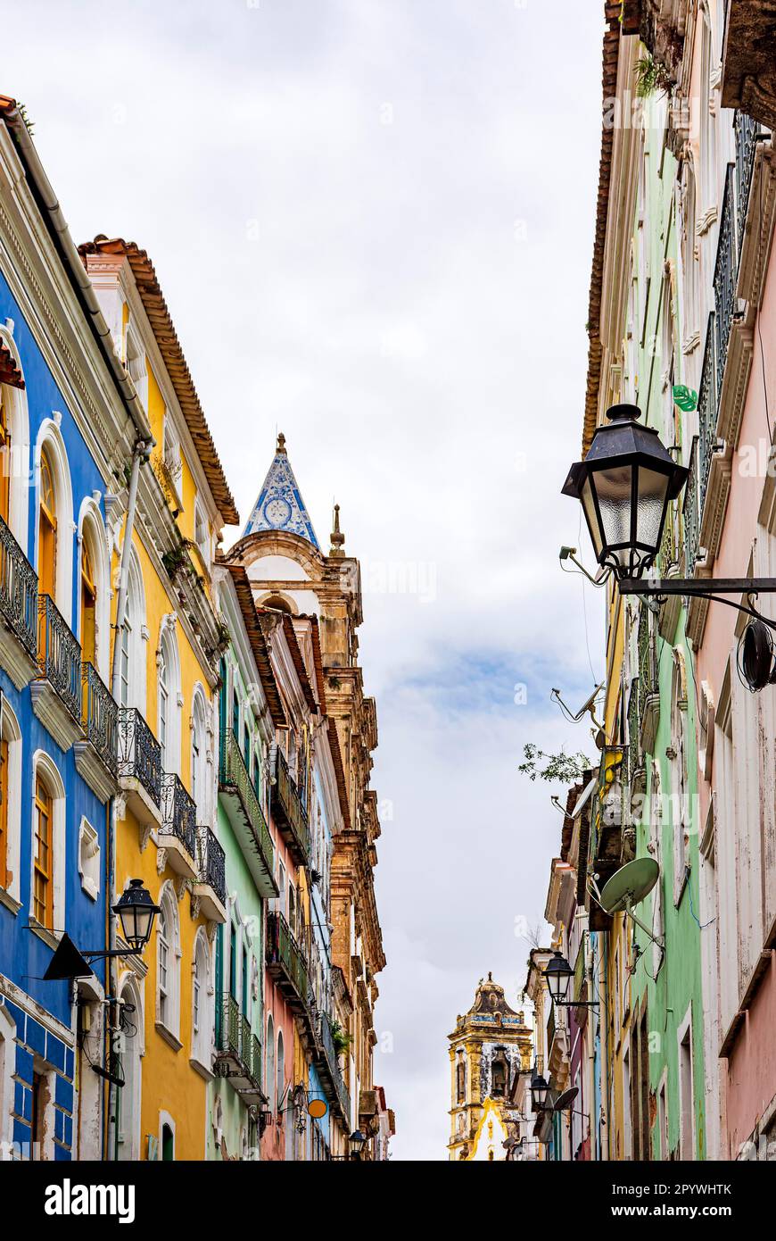 Façades de maisons anciennes et tours d'église de style colonial dans les rues du quartier Pelourinho dans la ville de Salvador, Bahia, Brésil Banque D'Images