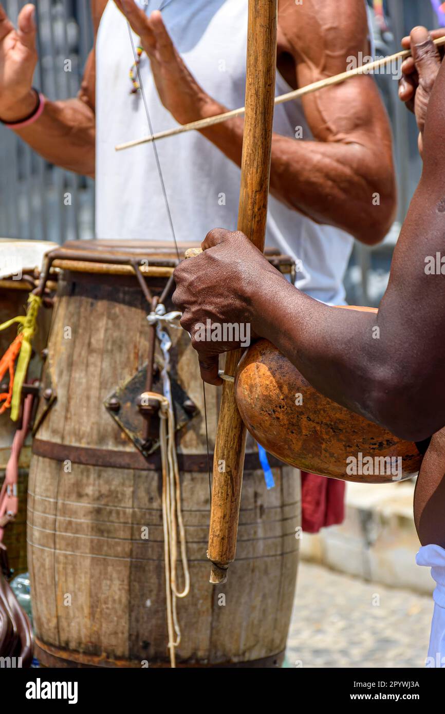 Musiciens jouant des instruments traditionnels utilisés en capoeira, un mélange de combat et de danse de la culture afro-brésilienne dans les rues de Pelourinho in Banque D'Images