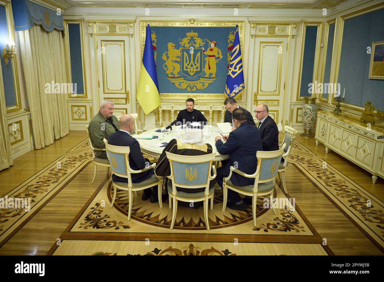 Kiev, Ukraine. 05th mai 2023. Le président ukrainien Volodymyr Zelenskyy, au centre, accueille une réunion bilatérale avec le ministre des Affaires étrangères de Bahreïn, Abdullatif bin Rashid Al Zayani, (portant le thawb), au Palais Mariinsky, à 5 mai 2023, à Kiev, en Ukraine. Crédit: Pool photo/Bureau de presse présidentiel ukrainien/Alamy Live News Banque D'Images