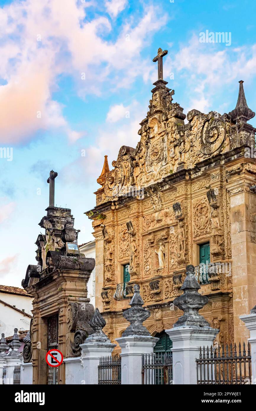 Façade d'une belle église baroque historique dans le vieux quartier de Pelourinho dans la ville de Salvador, Bahia, Brésil Banque D'Images
