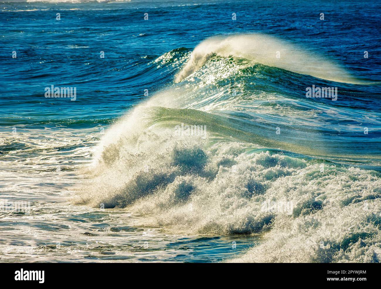 Vagues se brisant sur la plage sous le soleil du matin à Ipanema, Rio de Janeiro, Brésil Banque D'Images