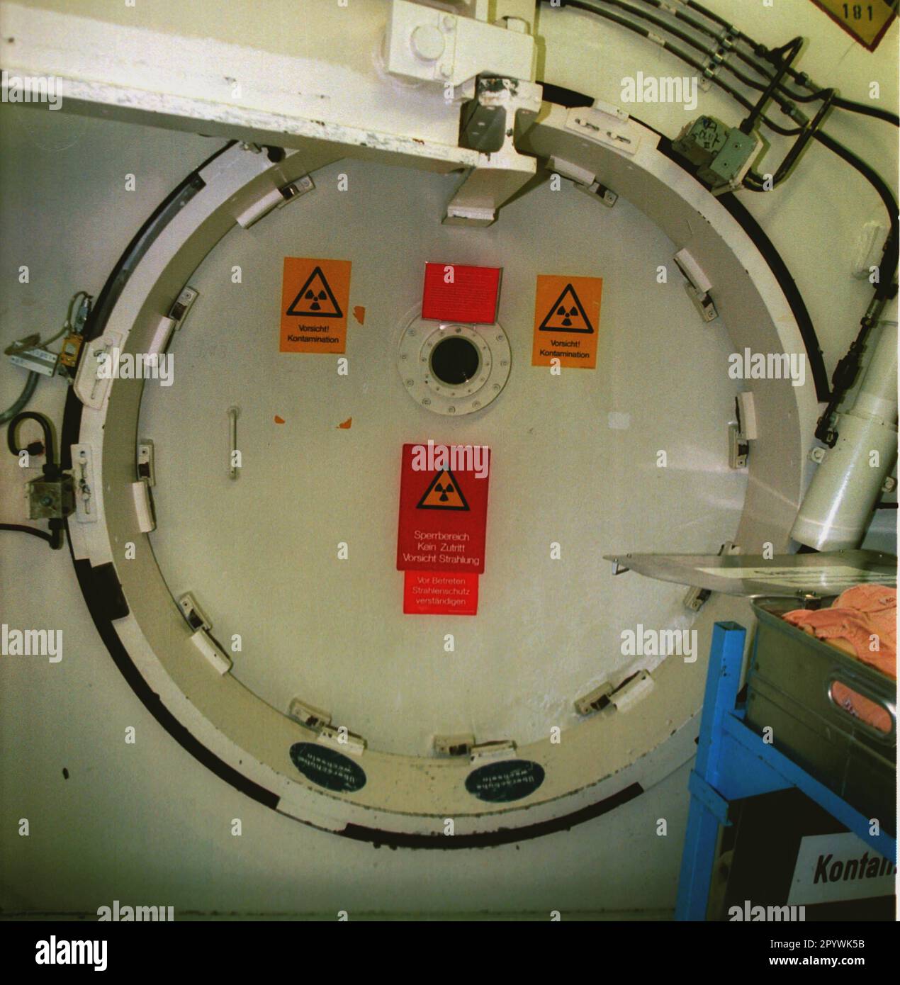 Allemagne / centrales nucléaires / 28.10.1997 Kruemmel NPP, porte de sûreté du réacteur, // énergie / atomique / centrales nucléaires les opérateurs sont Eon et Vattenfall, en exploitation depuis 1983, 1400 MW d'énergie, réacteur à eau bouillante [traduction automatique] Banque D'Images