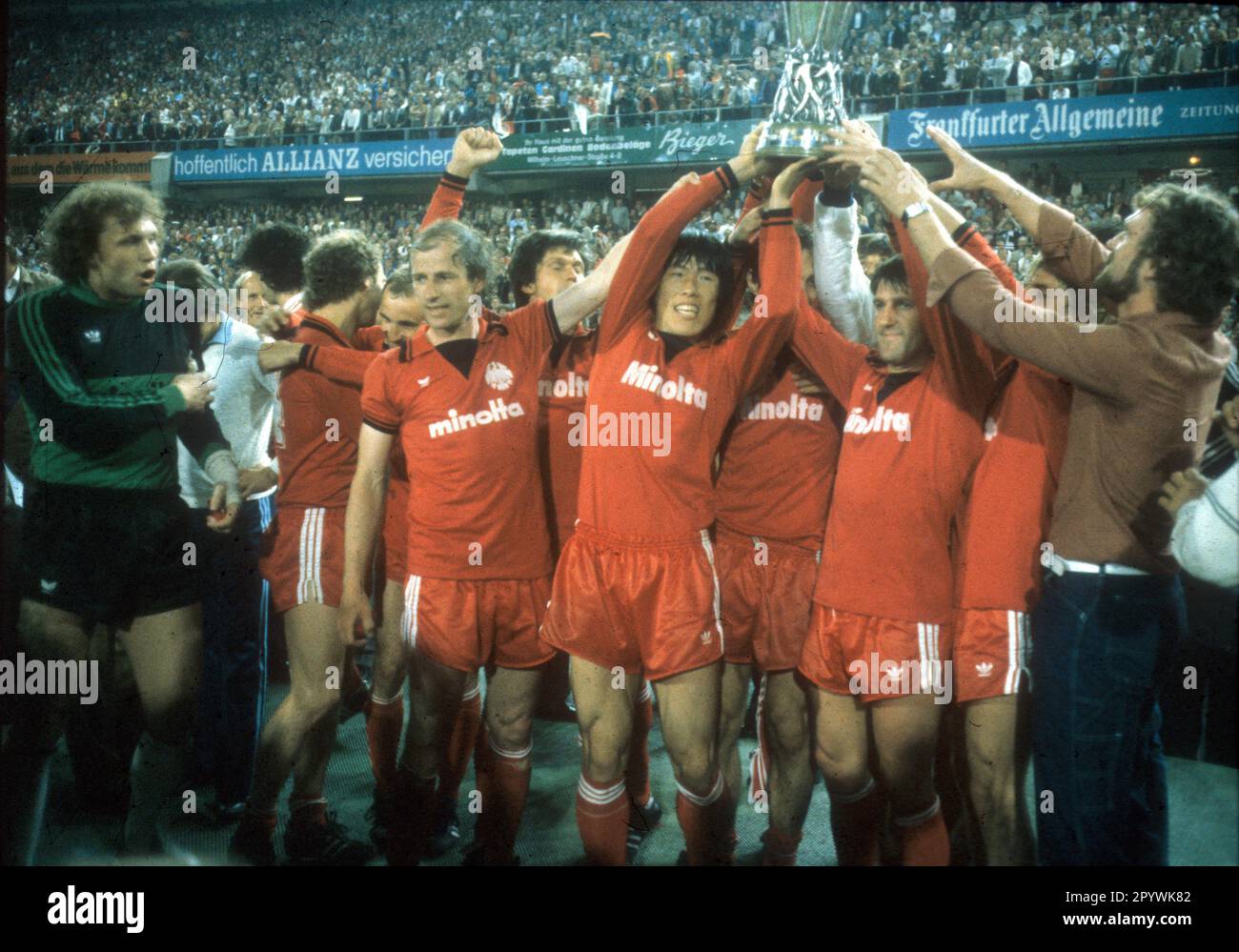 Finale de l'UEFA Eintracht Francfort - Borussia Moenchengladbach (1:0/seconde finale) 21.05.1980 à Francfort.de gauche à droite : gardien de but Jürgen Pahl, Willi Neuberger, Werner Lorant (caché) Bum-kun Cha (avec tasse) et Bernd Nickel [traduction automatique] Banque D'Images