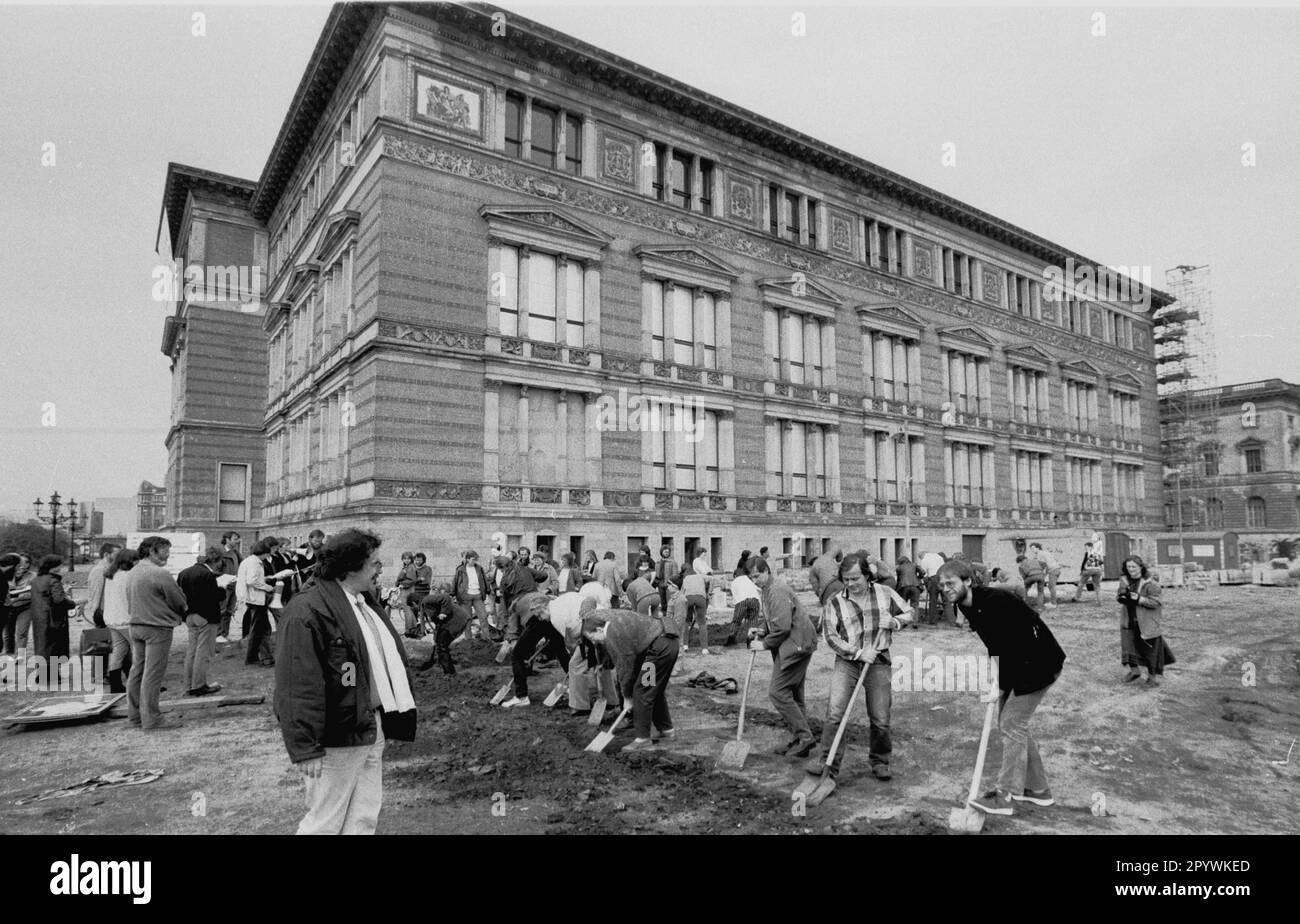 Berlin / Histoire / 5.5.1985 Une initiative citoyenne -Musée Aktifs- se déchite sur un morceau de gravats au Gropiusbau pour les caves de l'ancien quartier général de Gestapo pour découvrir l'histoire enterrée. Deuxième à partir de la droite. Sabine Weissler, puis AL. // Nazi / police / Kreuzberg / Monument / districts / Kreuzberg vues [traduction automatique] Banque D'Images