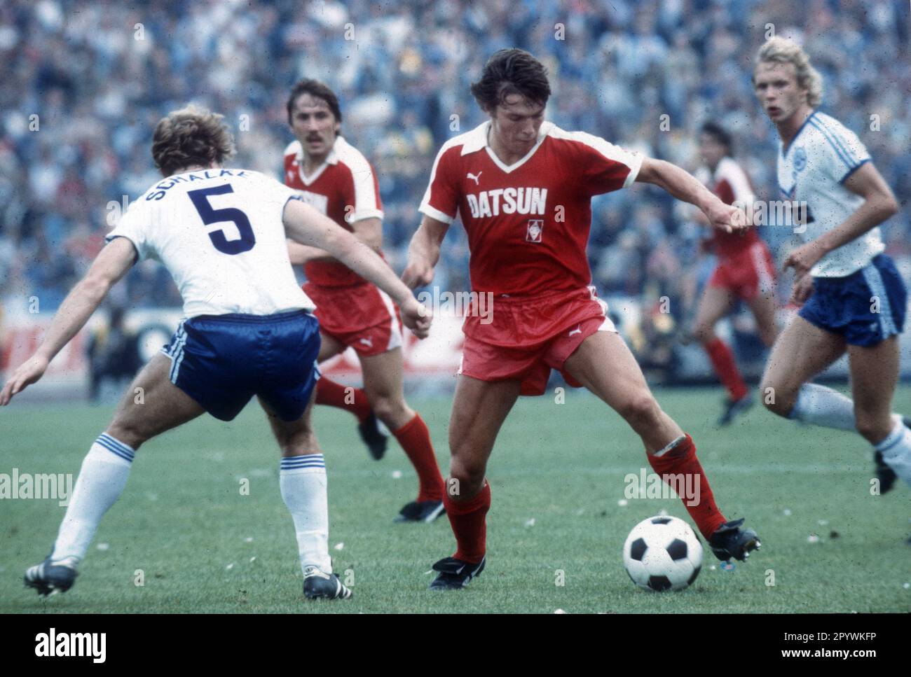 FC Schalke 04 - Borussia Mönchengladbach 2:4/21.08.1982 à Gelsenkirchen. Lothar Matthäus (BMG) action sur la balle. Pour un usage journalistique uniquement ! Réservé à un usage éditorial ! [traduction automatique] Banque D'Images