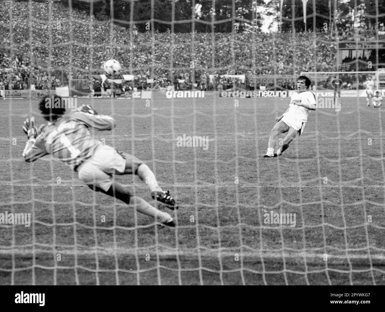 Coupe DFB finale 1984 Borussia Moenchengladbach - FC Bayern Muenchen 7:8 n.E./ 31.05.1984 / Lothar Matthäus manque la pénalité , en face gardien de but Jean-Marie Pfaff (FCB) seulement pour usage éditorial ! seulement pour des buts journalistiques ! [traduction automatique] Banque D'Images