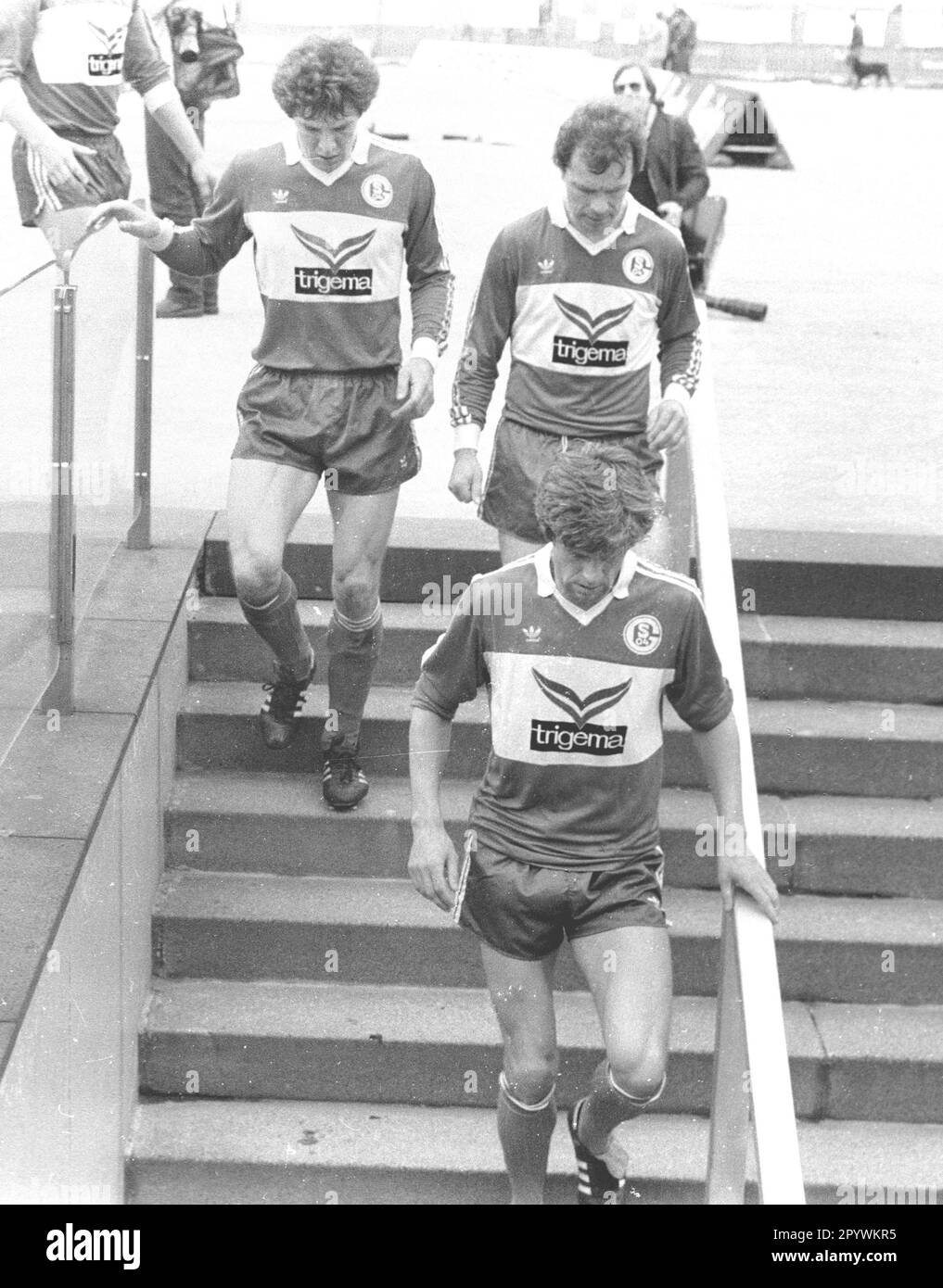 09.04.1983 le FC Schalke 04 se rapproche de la relégation après la défaite à Fortuna Düsseldorf. U.B. spectacles : joueurs de Schalke descendant les escaliers. Derrière Mathias Schipper et Bernard Dietz seulement pour un usage journalistique! Réservé à un usage éditorial ! [traduction automatique] Banque D'Images